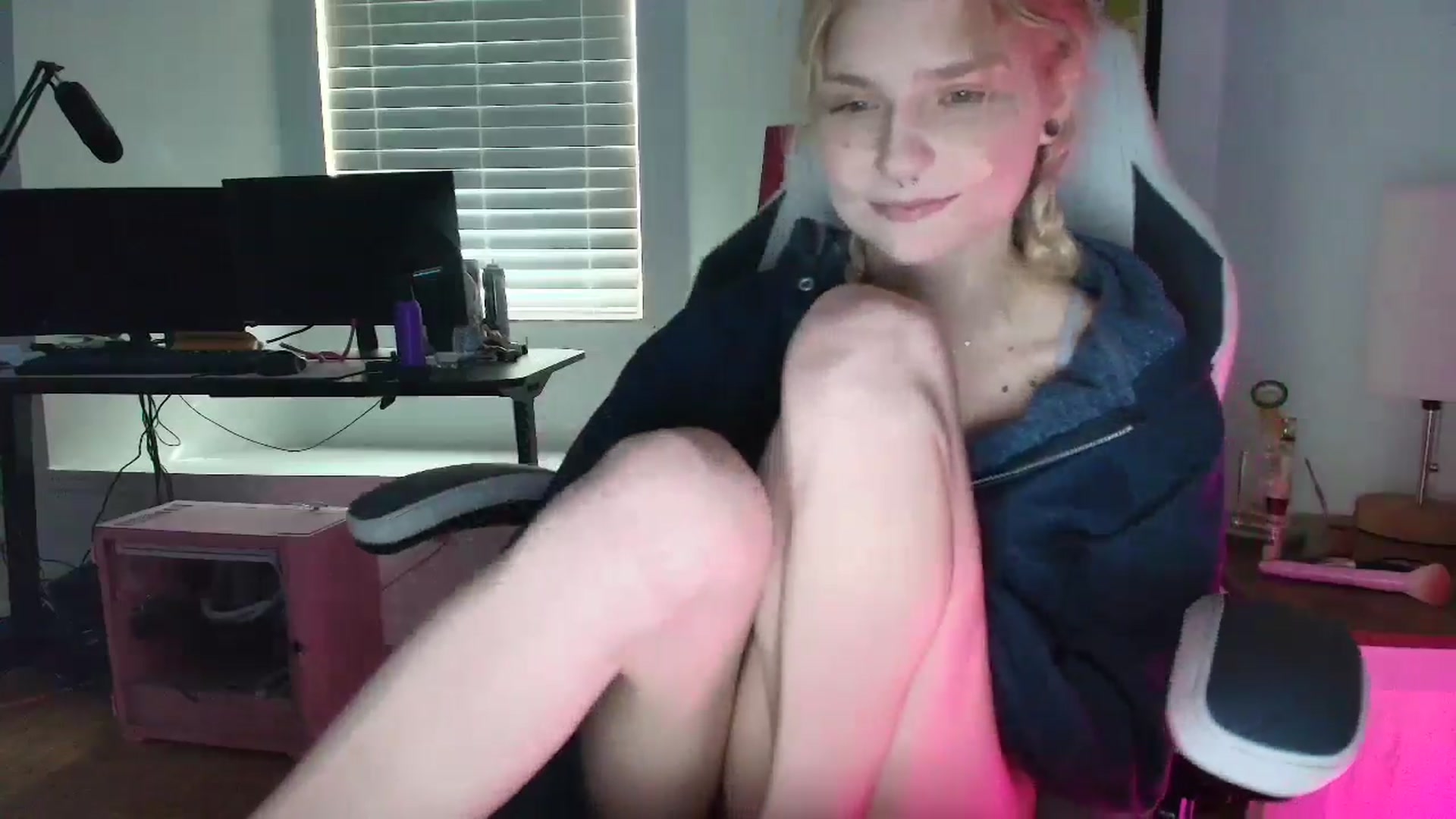 Gallery image thumbnail from DuckChan0's myfreecams stream on, 04/01/2025, 13:40 image 20 of 20