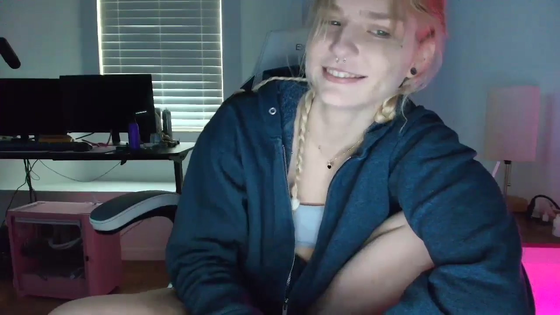 Gallery image thumbnail from DuckChan0's myfreecams stream on, 04/01/2025, 13:40 image 18 of 20