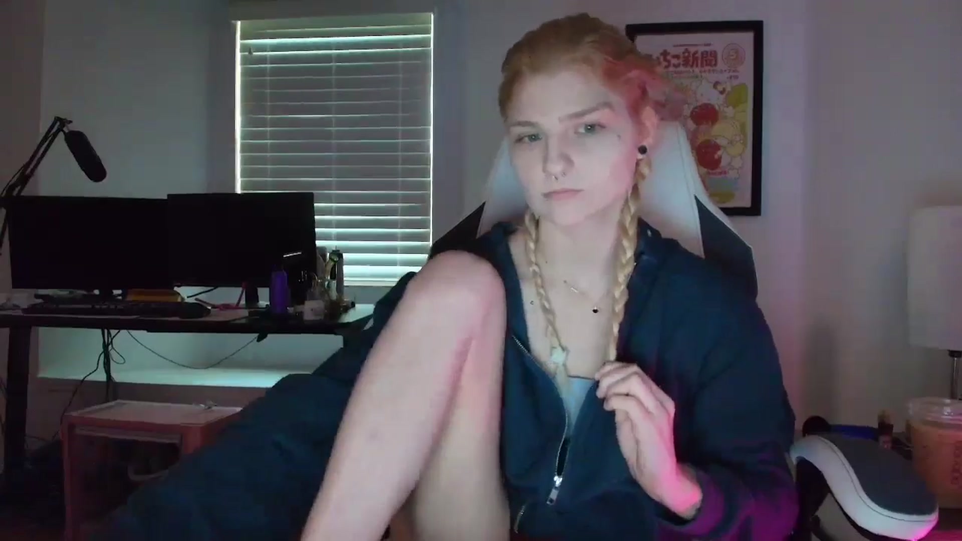 Gallery image thumbnail from DuckChan0's myfreecams stream on, 04/01/2025, 13:40 image 5 of 20