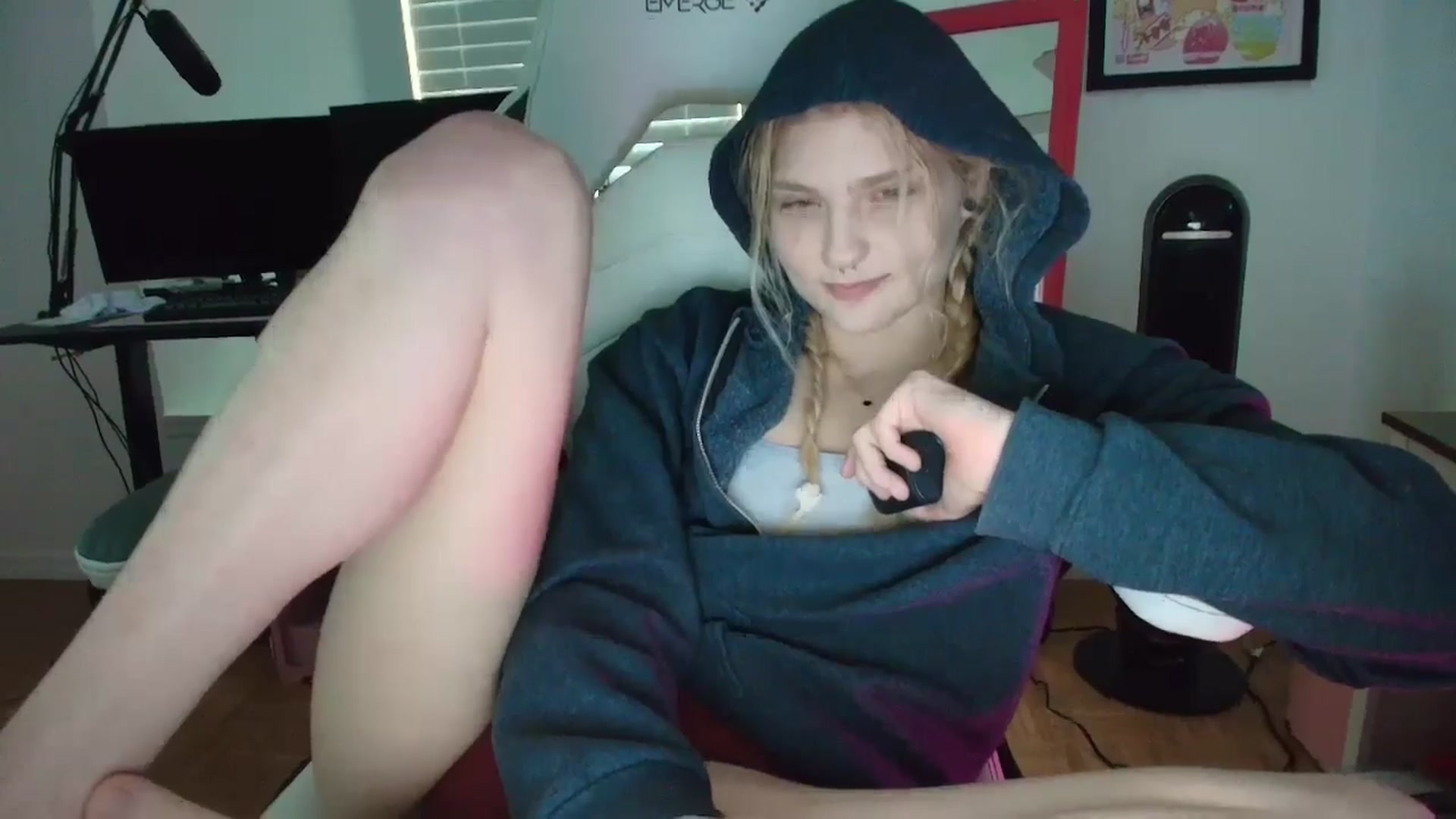 Gallery image thumbnail from DuckChan0's myfreecams stream on, 04/01/2025, 14:21 image 17 of 20