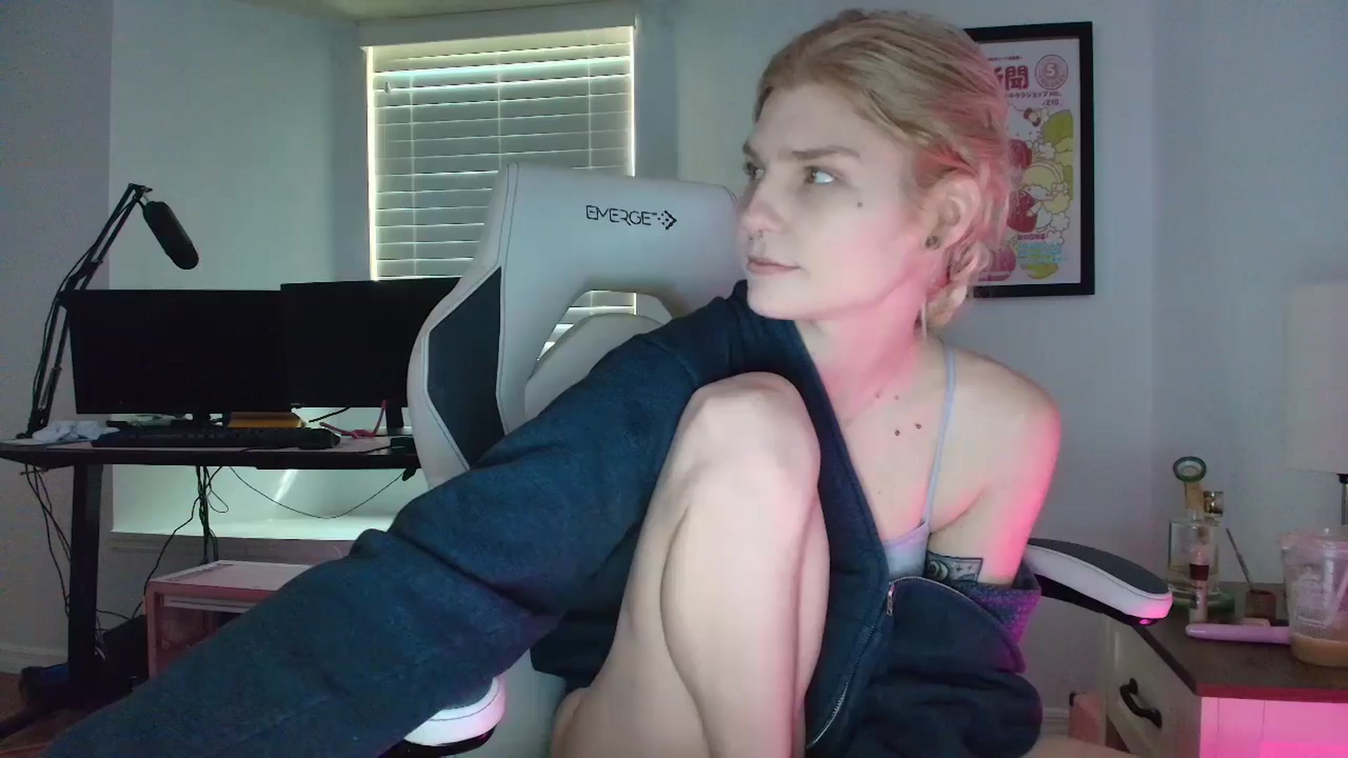 Gallery image thumbnail from DuckChan0's myfreecams stream on, 04/01/2025, 14:21 image 2 of 20