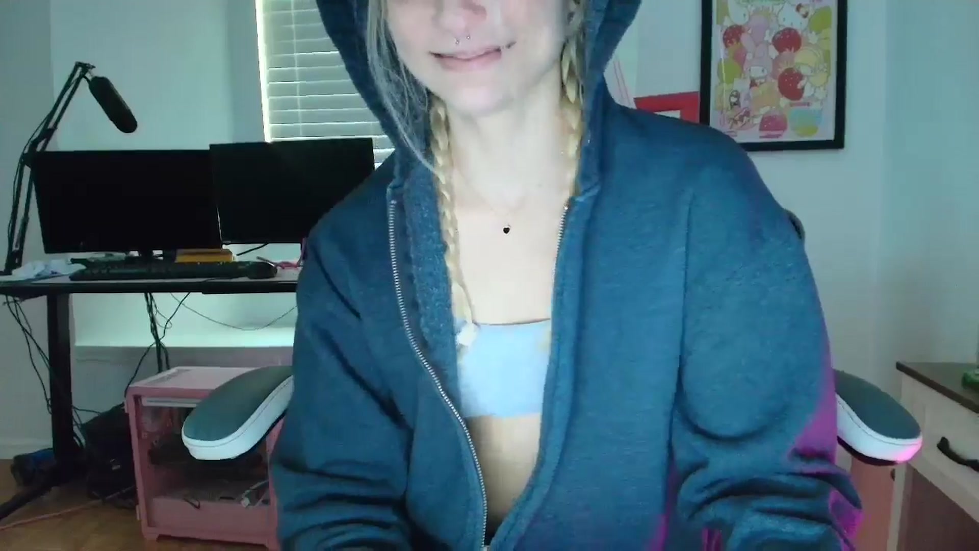 Gallery image thumbnail from DuckChan0's myfreecams stream on, 04/01/2025, 14:21 image 18 of 20