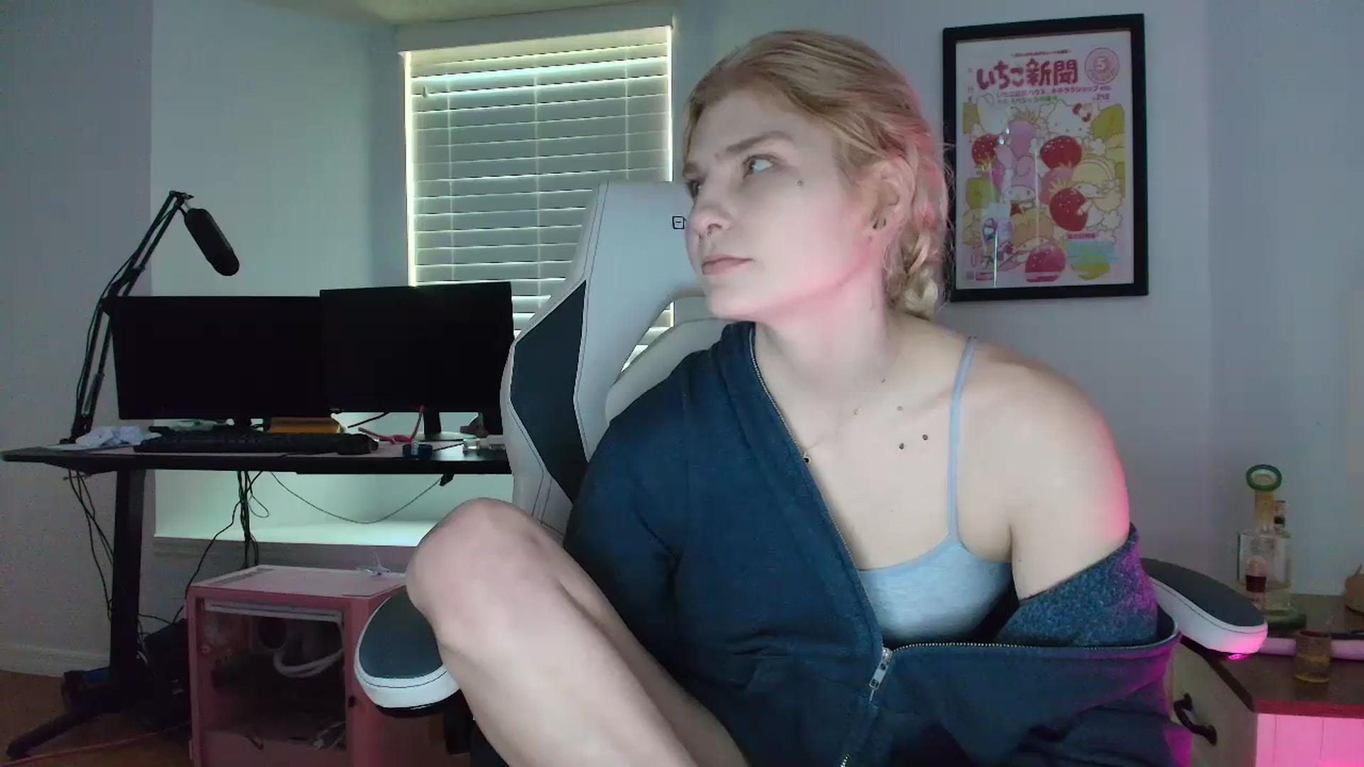 Gallery image thumbnail from DuckChan0's myfreecams stream on, 04/01/2025, 14:21 image 9 of 20