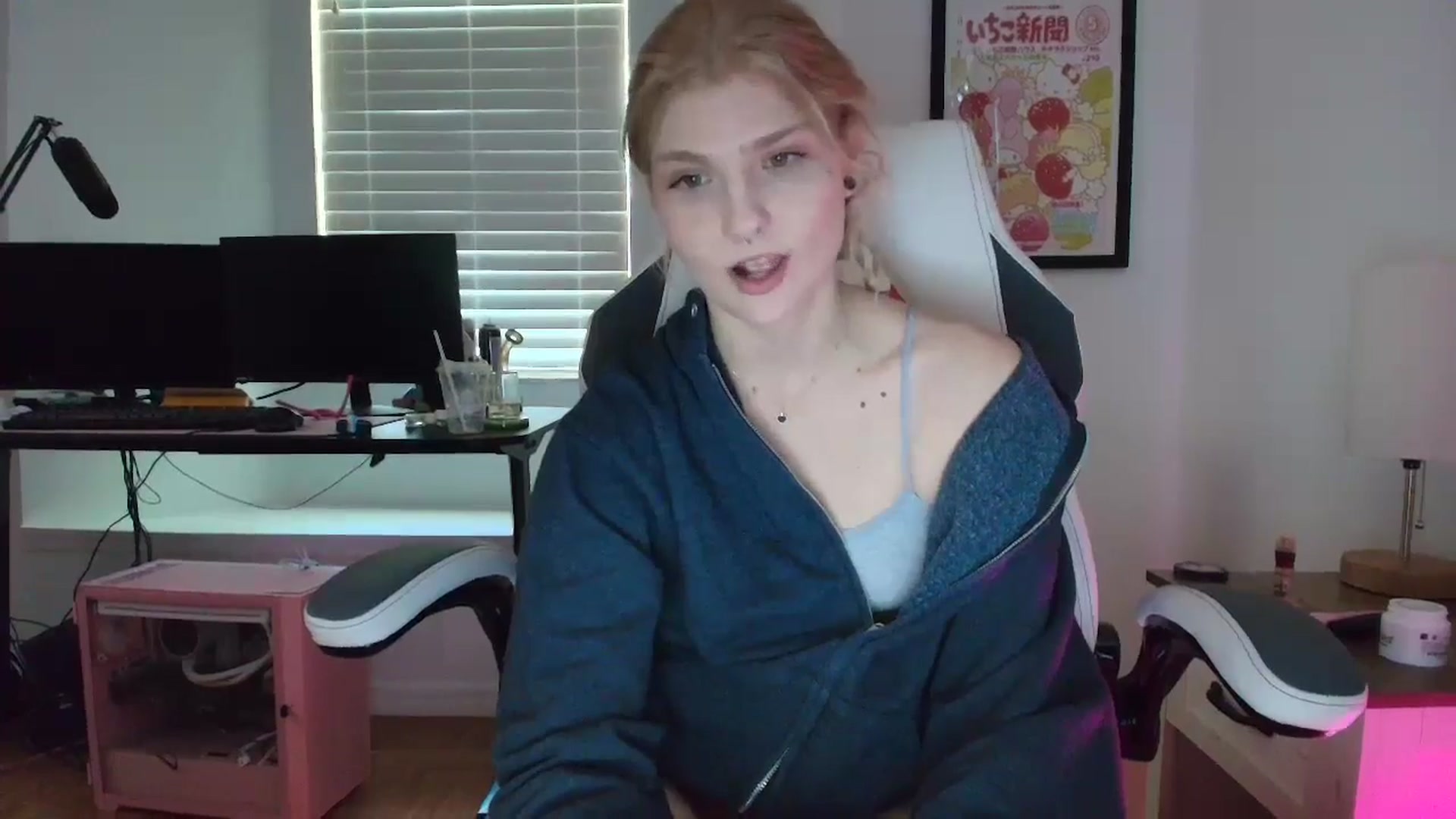 Gallery image thumbnail from DuckChan0's myfreecams stream on, 04/01/2025, 15:15 image 7 of 20