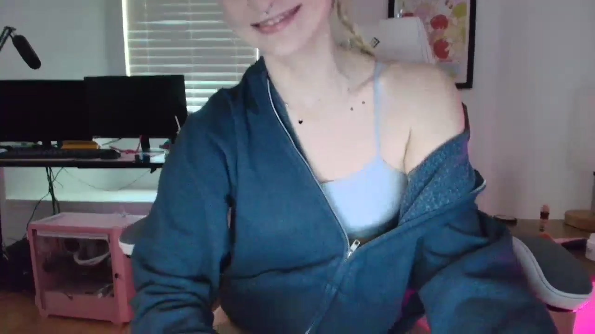 Gallery image thumbnail from DuckChan0's myfreecams stream on, 04/01/2025, 15:15 image 8 of 20