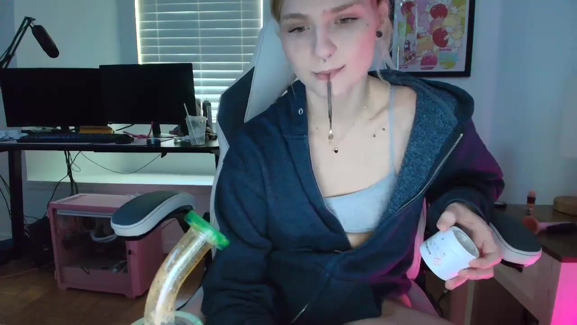 Gallery image thumbnail from DuckChan0's myfreecams stream on, 04/01/2025, 15:15 image 2 of 20