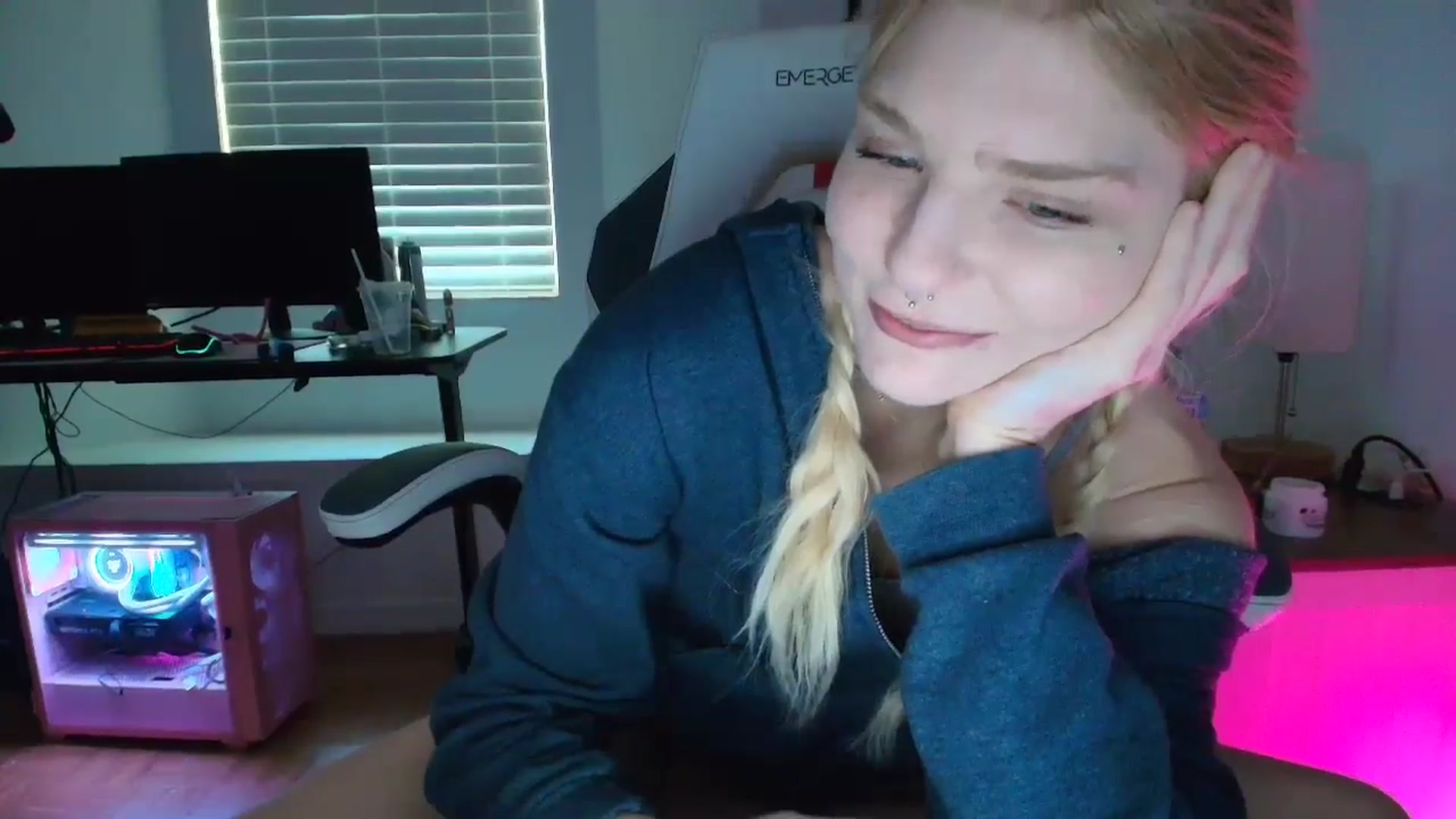 Gallery image thumbnail from DuckChan0's myfreecams stream on, 04/01/2025, 16:00 image 13 of 20