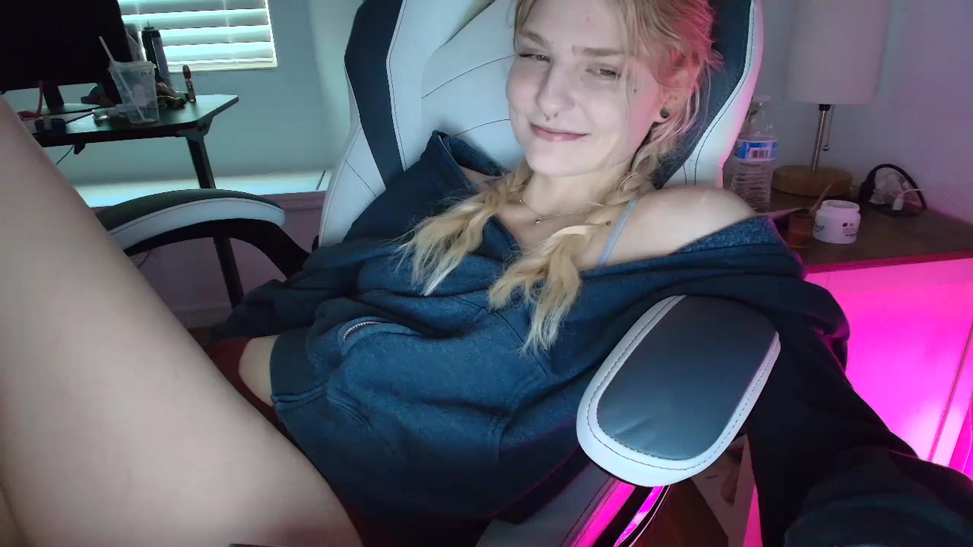 Gallery image thumbnail from DuckChan0's myfreecams stream on, 04/01/2025, 16:00 image 9 of 20