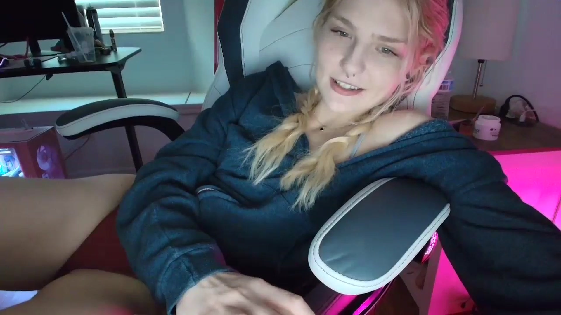 Gallery image thumbnail from DuckChan0's myfreecams stream on, 04/01/2025, 16:00 image 10 of 20