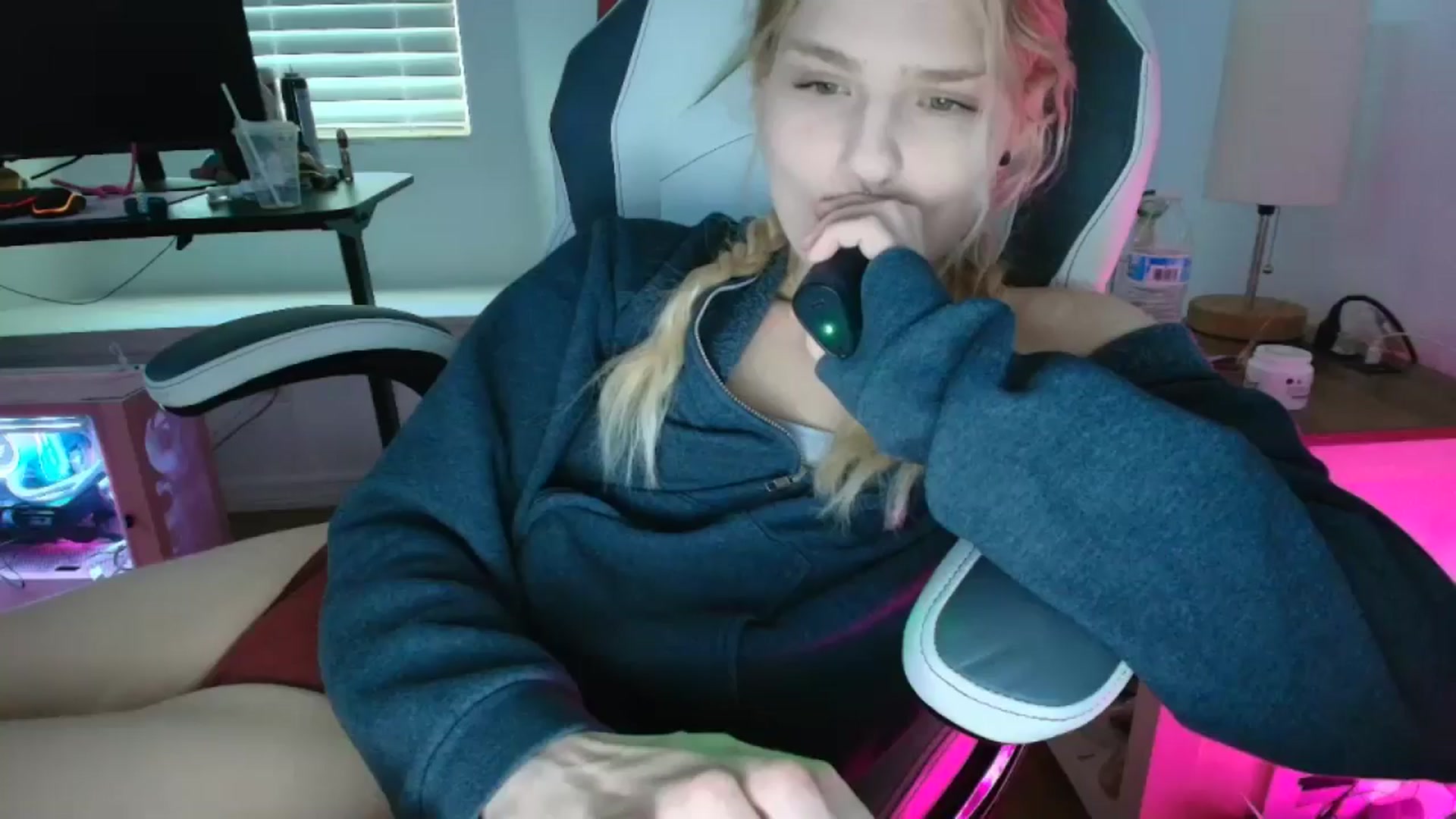 Gallery image thumbnail from DuckChan0's myfreecams stream on, 04/01/2025, 16:00 image 1 of 20