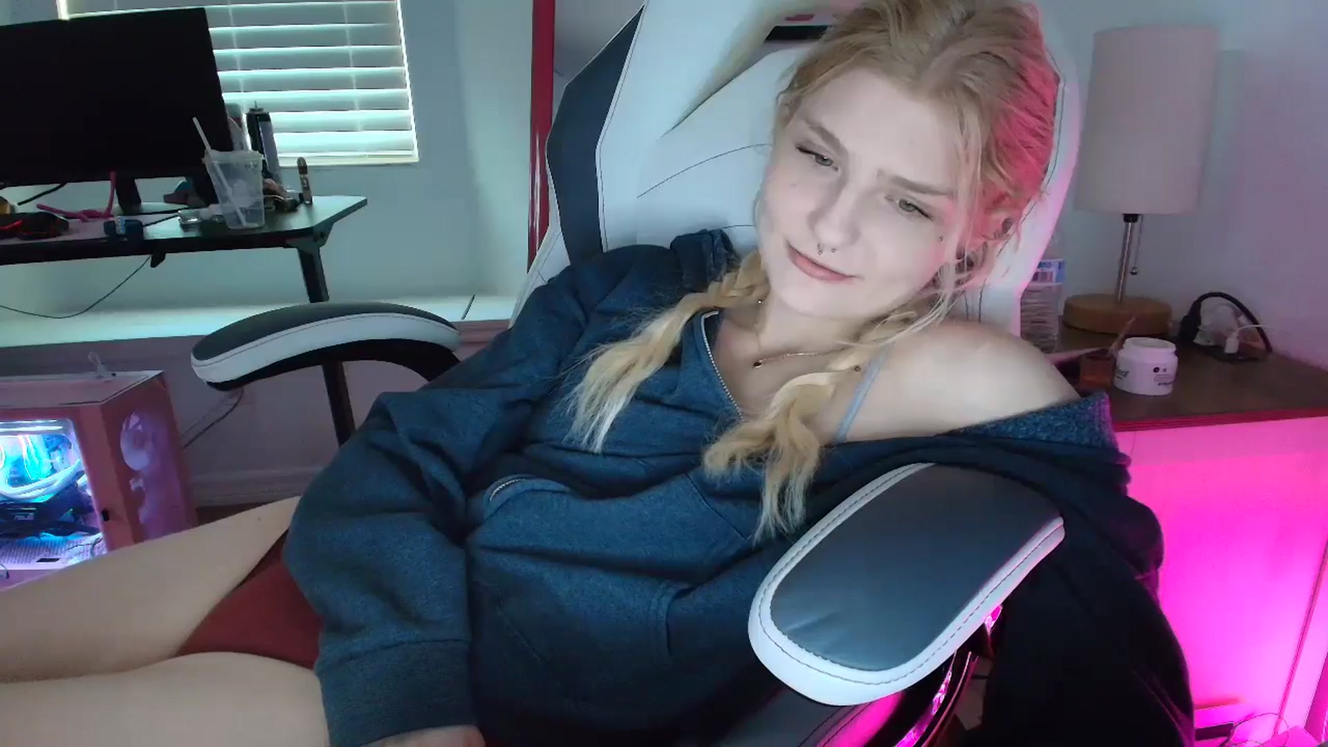 Gallery image thumbnail from DuckChan0's myfreecams stream on, 04/01/2025, 16:00 image 6 of 20