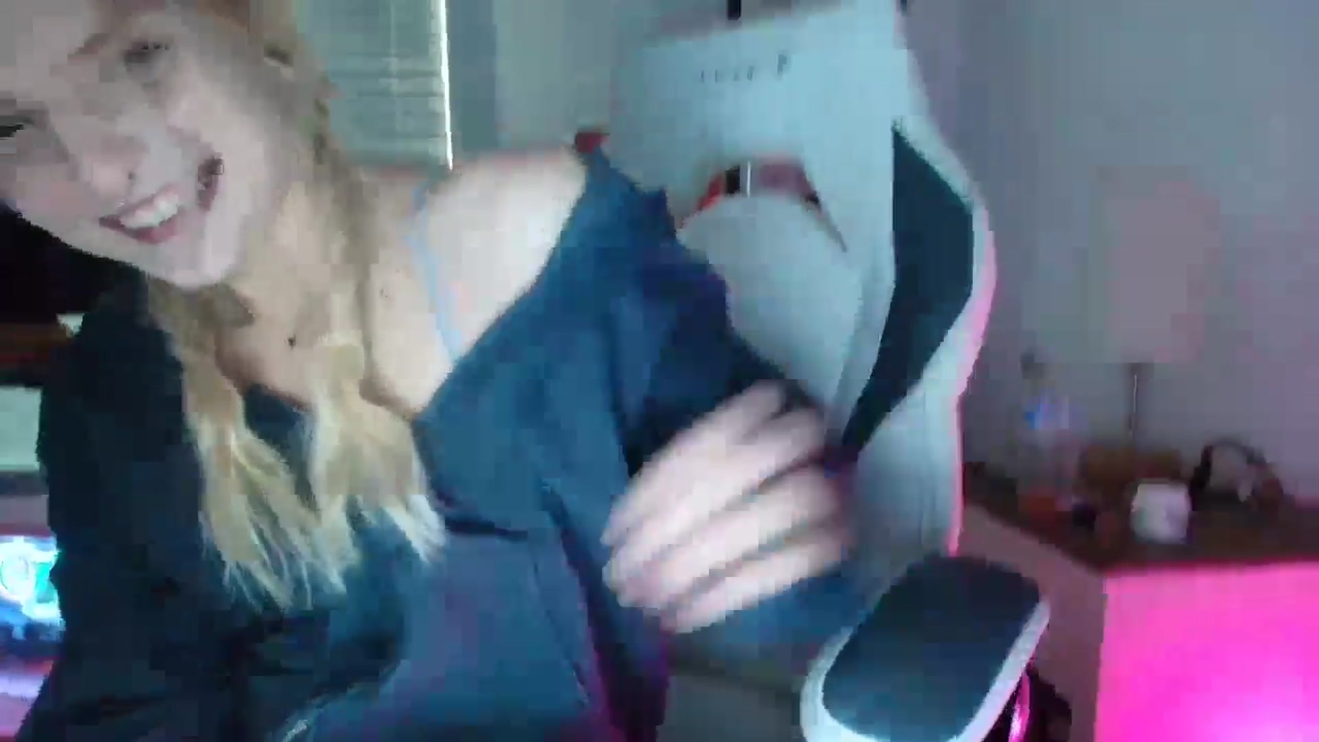 Gallery image thumbnail from DuckChan0's myfreecams stream on, 04/01/2025, 16:00 image 11 of 20