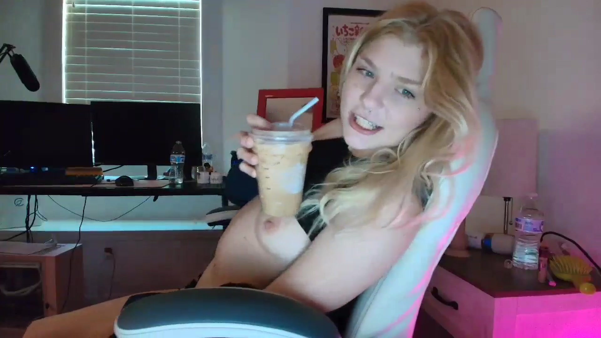 Gallery image thumbnail from DuckChan0's myfreecams stream on, 04/03/2025, 12:13 image 15 of 20