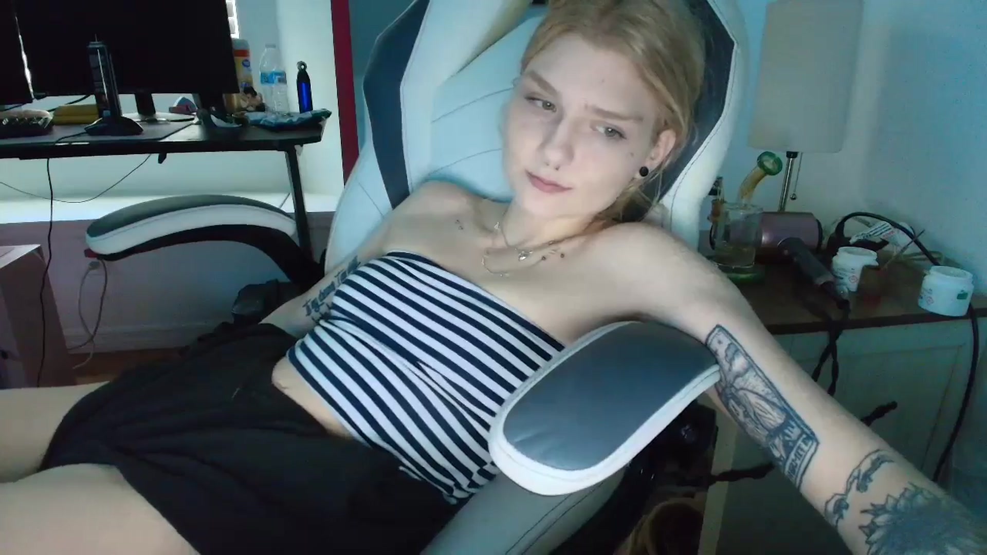 Gallery image thumbnail from DuckChan0's myfreecams stream on, 04/04/2025, 14:34 image 18 of 20