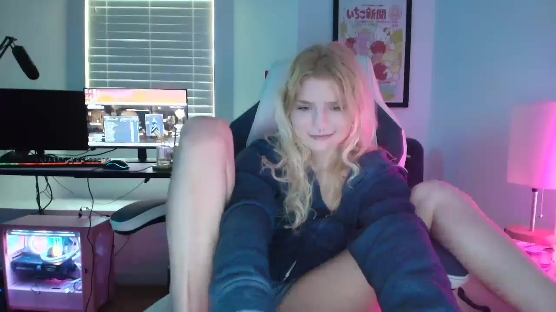 Gallery image thumbnail from DuckChan0's myfreecams stream on, 04/06/2025, 15:14 image 7 of 20