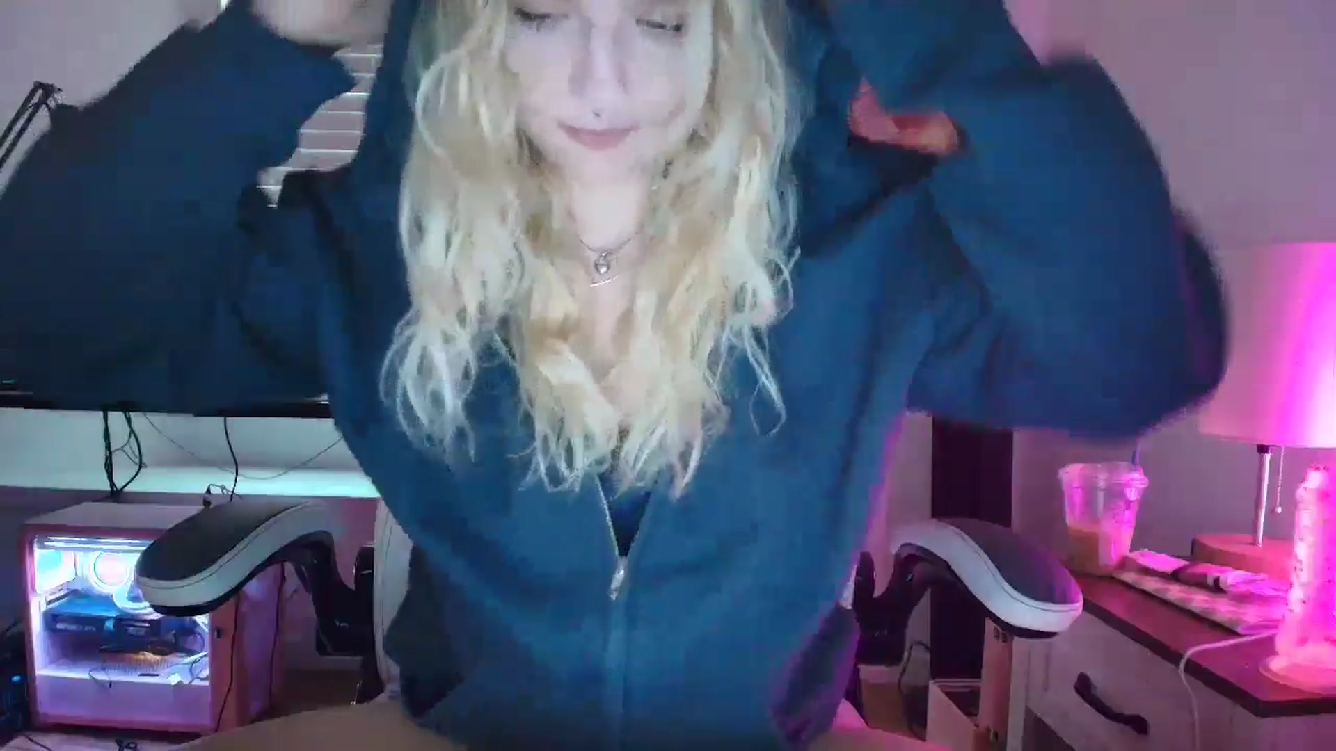 Gallery image thumbnail from DuckChan0's myfreecams stream on, 04/06/2025, 15:14 image 14 of 20