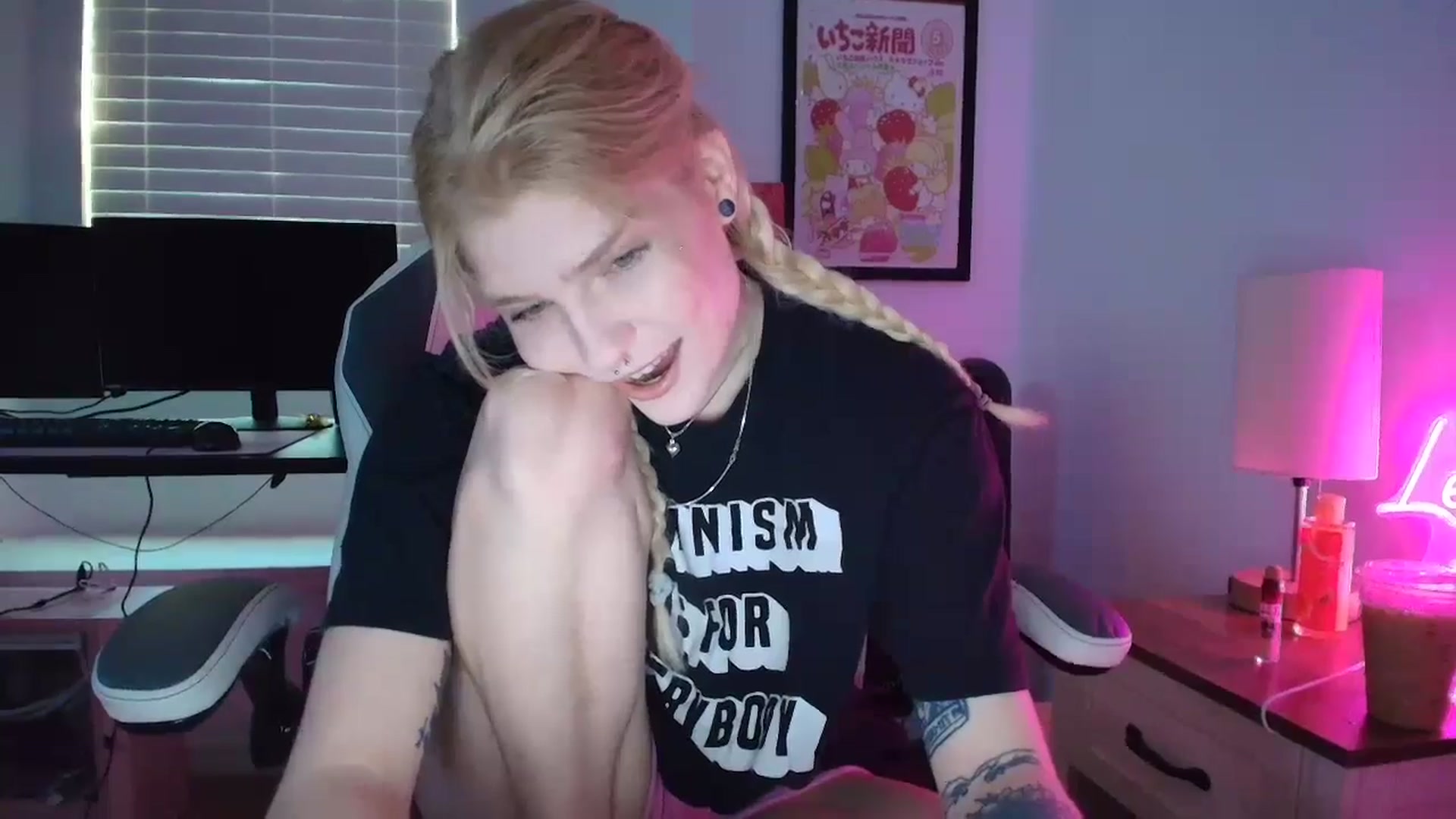 Gallery image thumbnail from DuckChan0's myfreecams stream on, 04/07/2025, 14:47 image 2 of 20