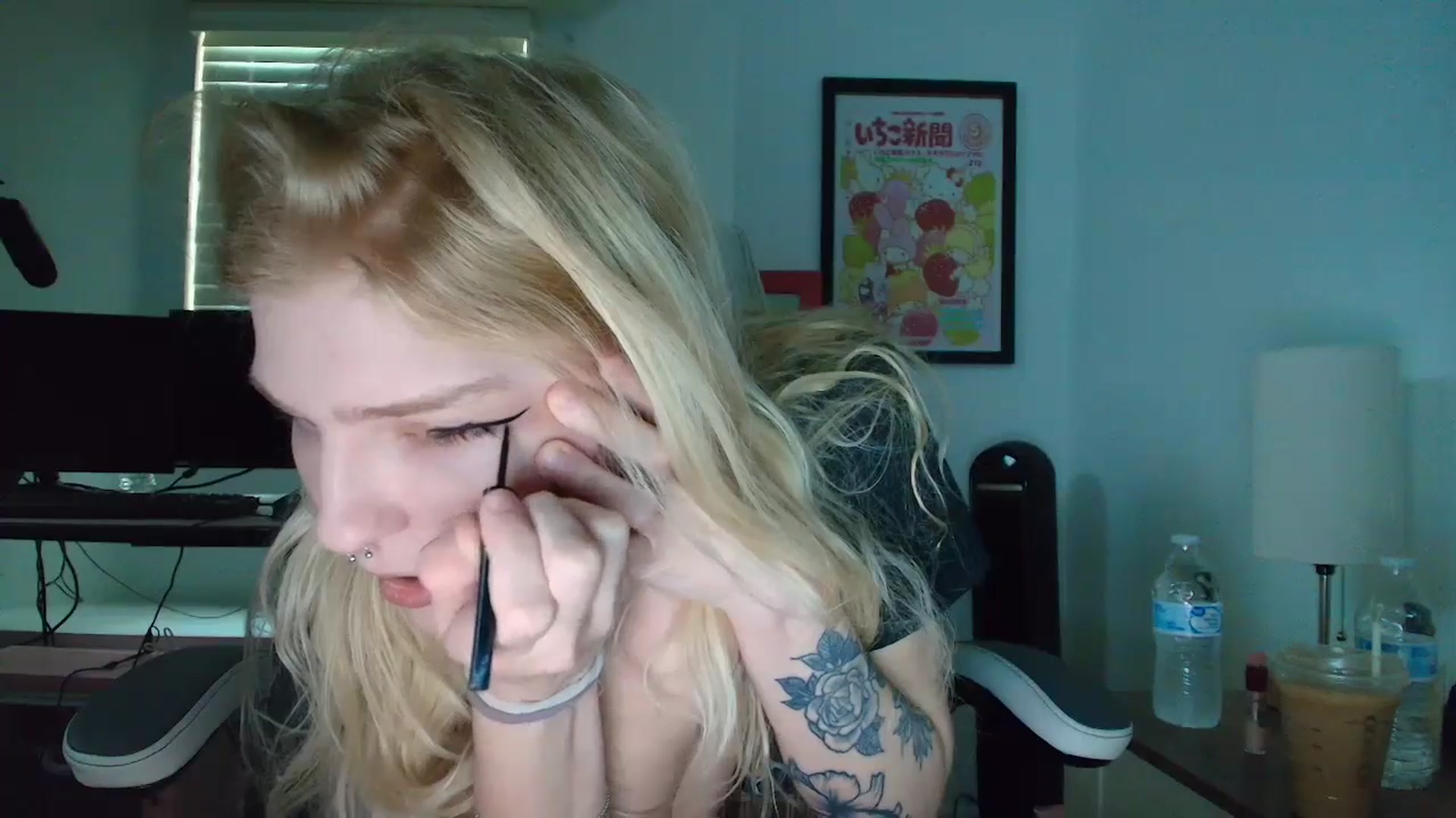 Gallery image thumbnail from DuckChan0's myfreecams stream on, 04/08/2025, 14:07 image 2 of 20