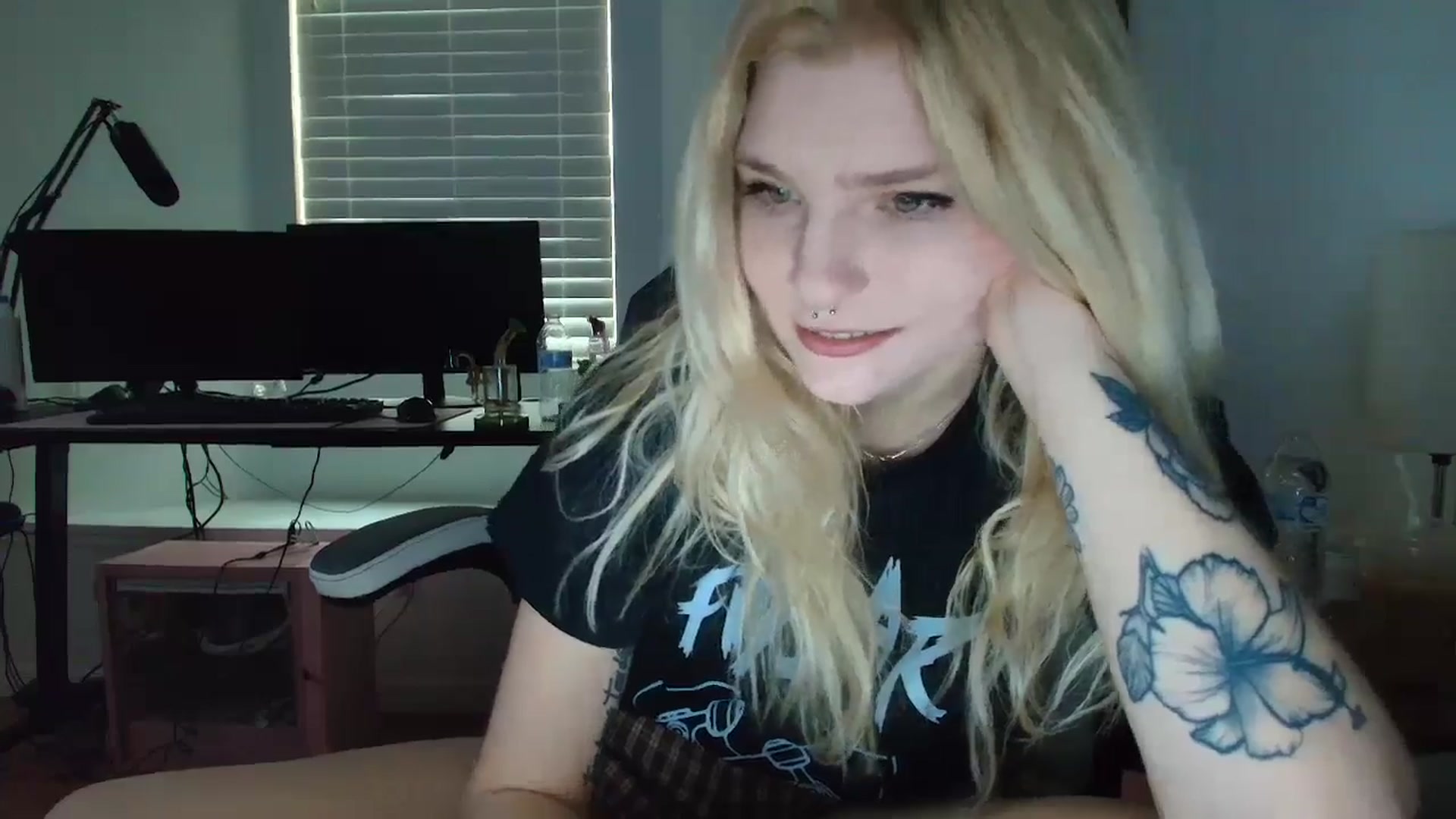 Gallery image thumbnail from DuckChan0's myfreecams stream on, 04/08/2025, 14:07 image 7 of 20