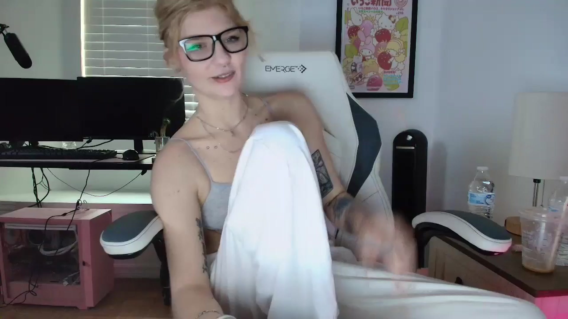 Gallery image thumbnail from DuckChan0's myfreecams stream on, 04/08/2025, 14:36 image 10 of 20