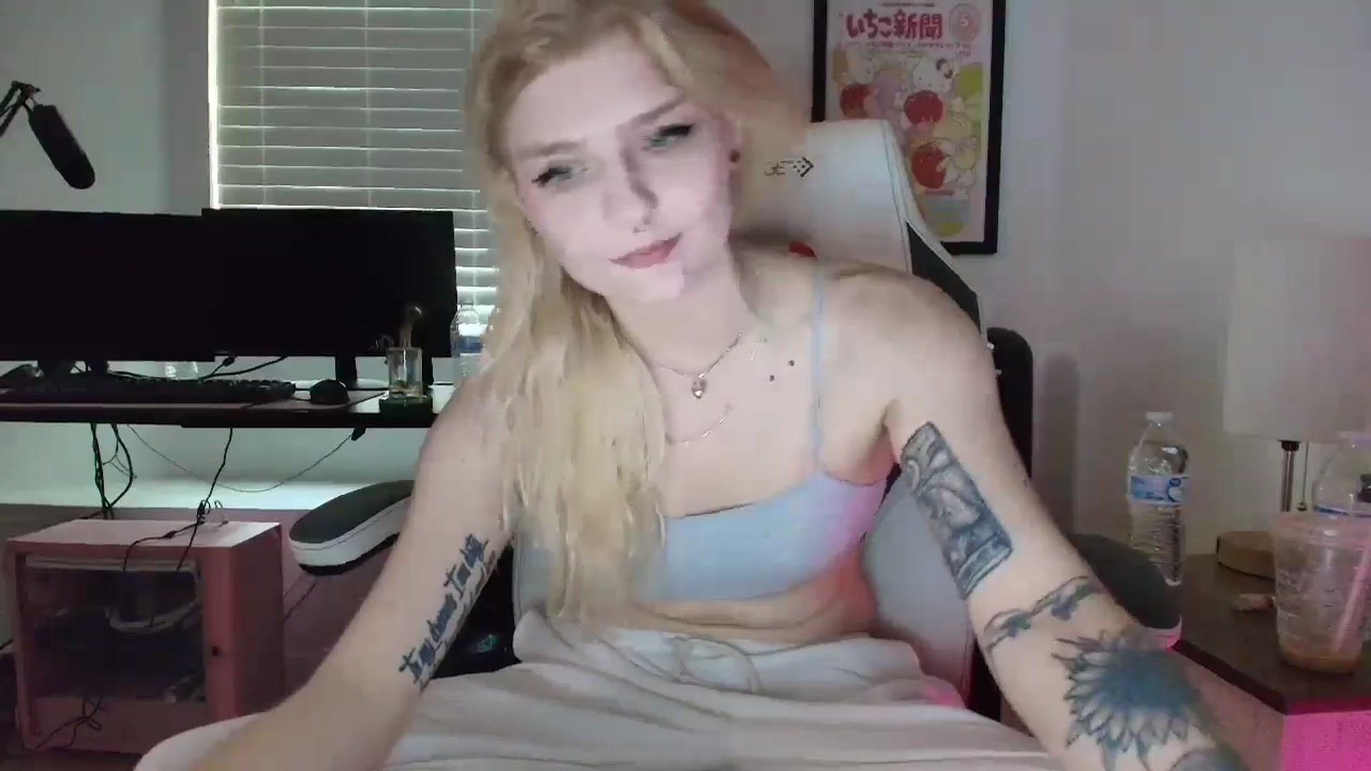 Gallery image thumbnail from DuckChan0's myfreecams stream on, 04/08/2025, 14:36 image 8 of 20