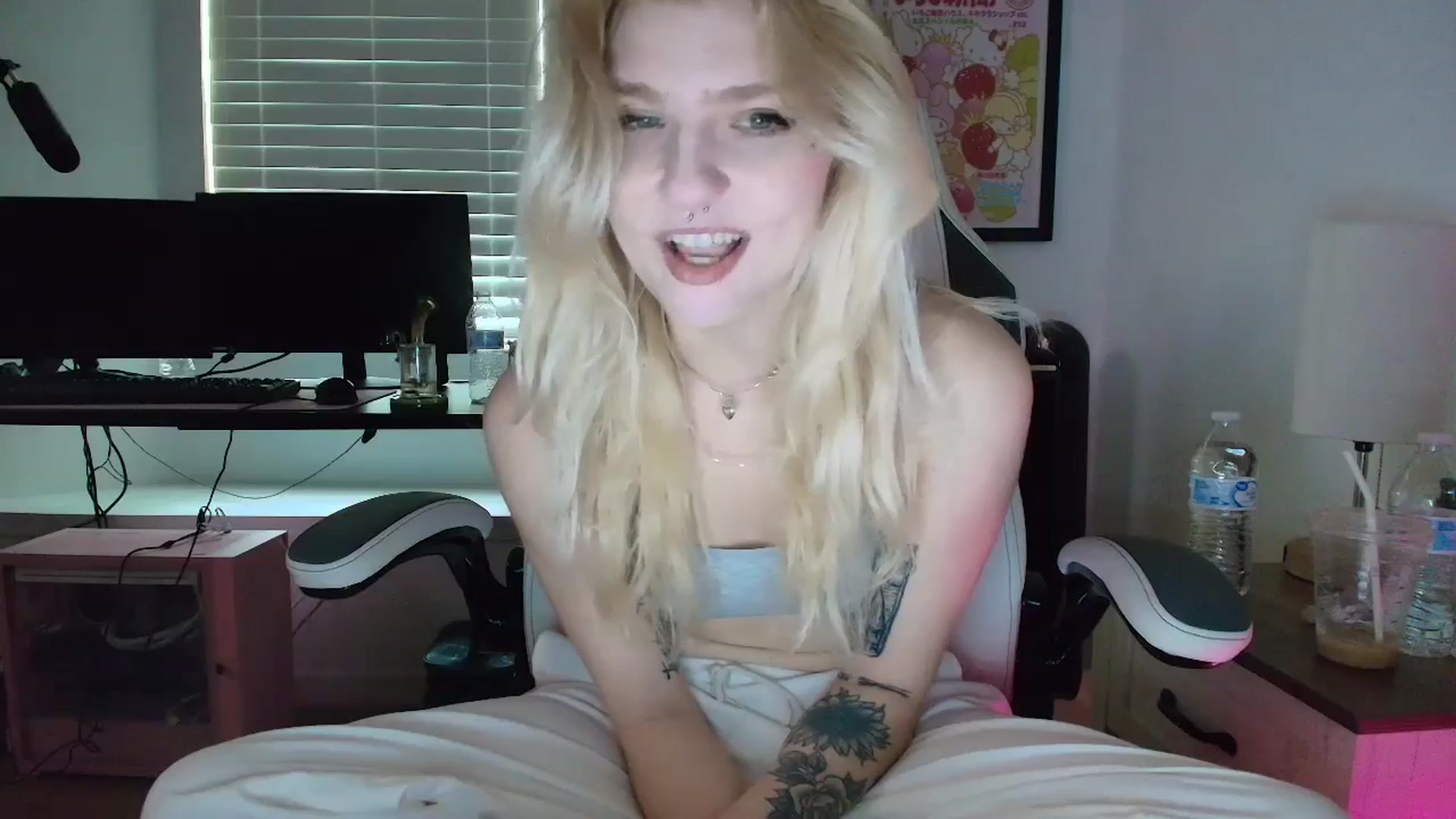 Gallery image thumbnail from DuckChan0's myfreecams stream on, 04/08/2025, 14:36 image 7 of 20