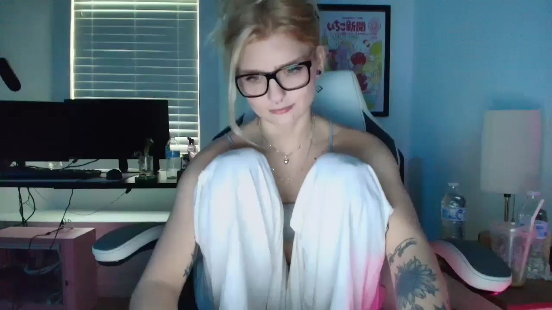 Gallery image thumbnail from DuckChan0's myfreecams stream on, 04/08/2025, 14:36 image 15 of 20