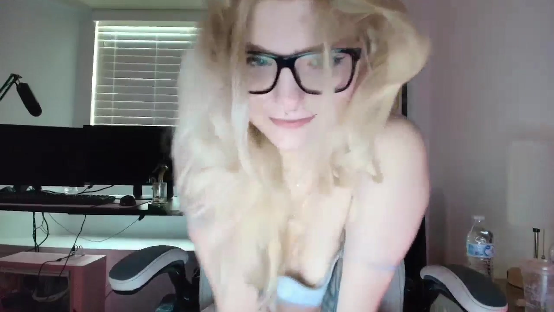 Gallery image thumbnail from DuckChan0's myfreecams stream on, 04/08/2025, 14:36 image 19 of 20