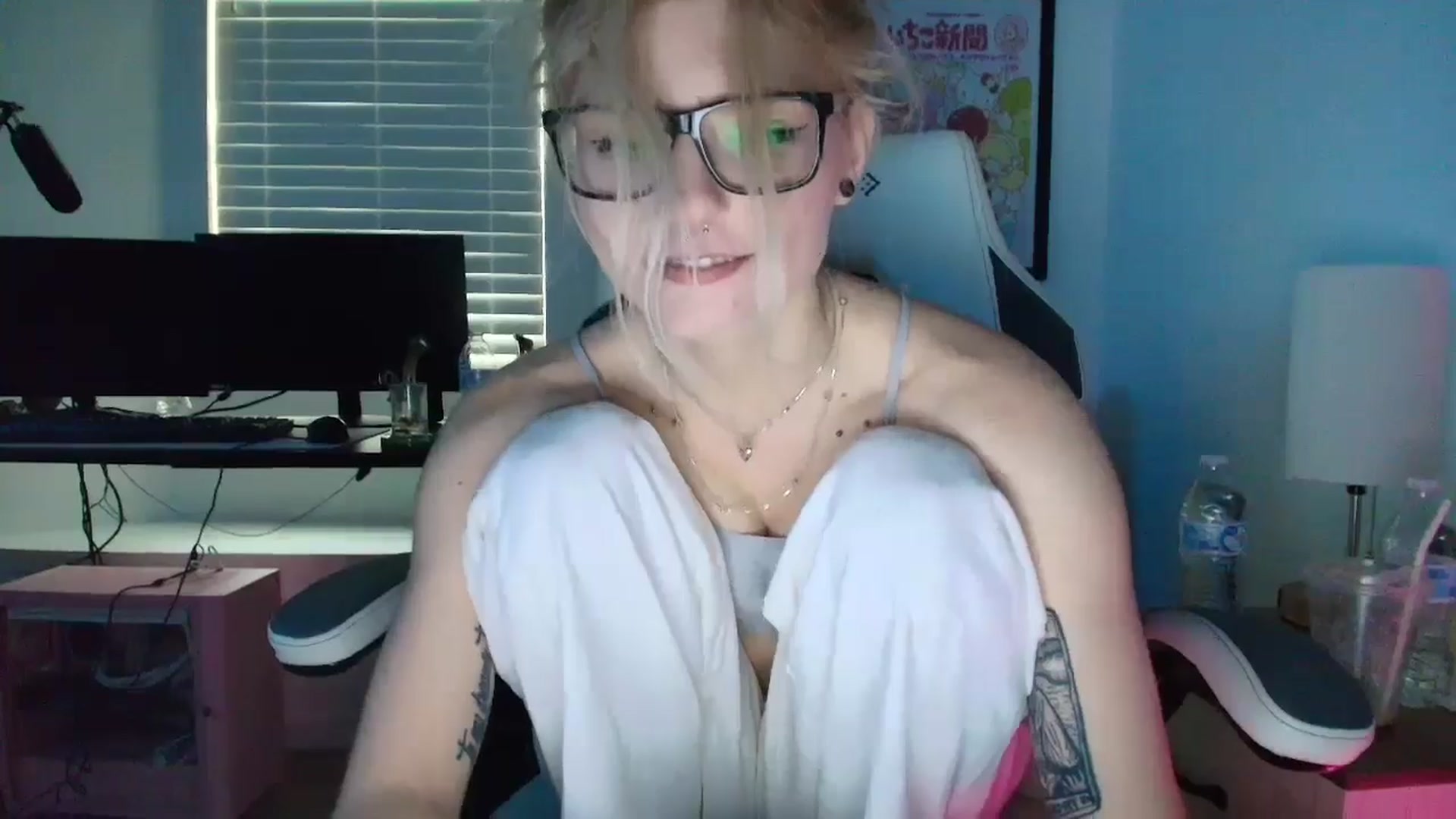 Gallery image thumbnail from DuckChan0's myfreecams stream on, 04/08/2025, 14:36 image 14 of 20