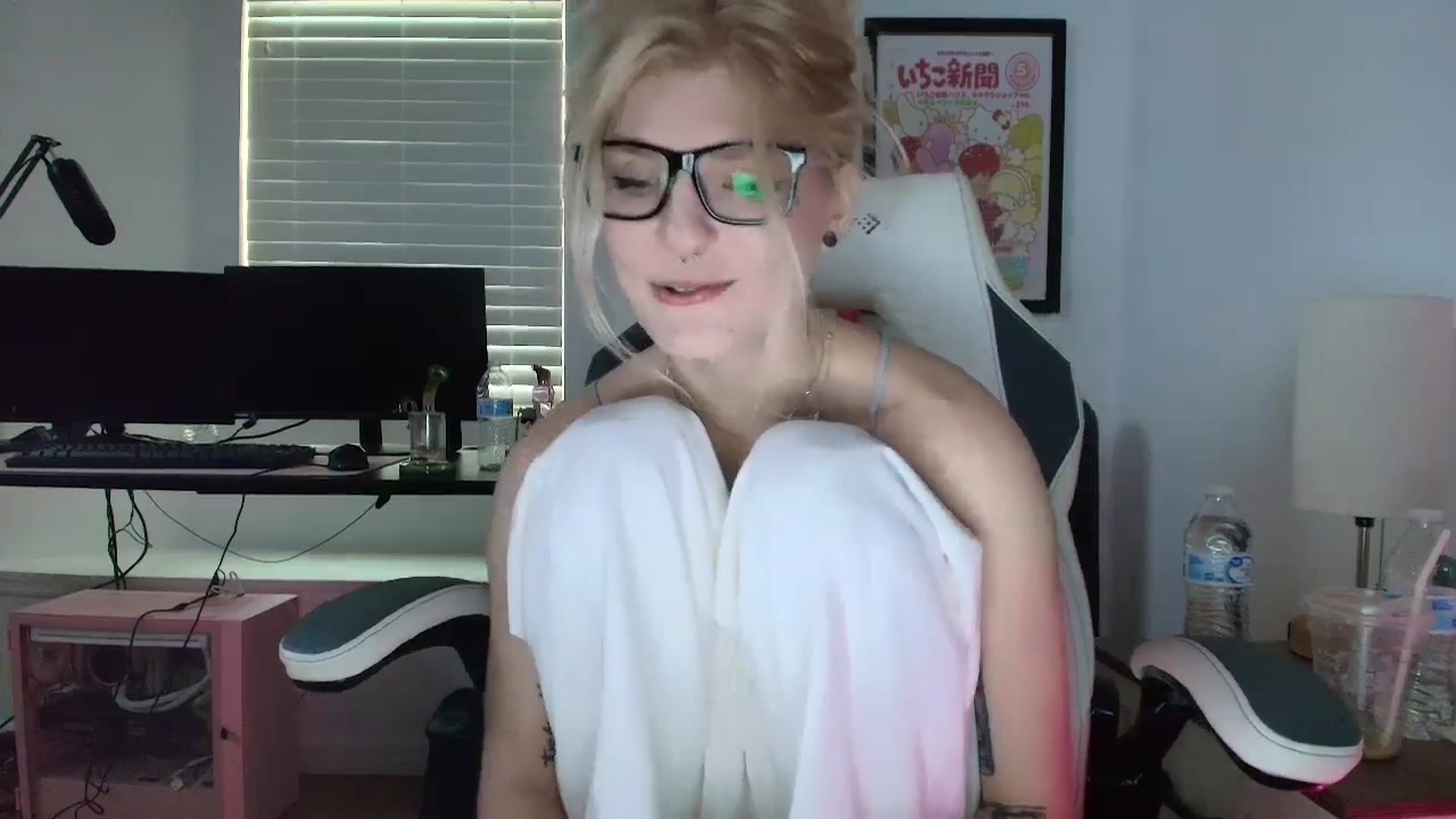 Gallery image thumbnail from DuckChan0's myfreecams stream on, 04/08/2025, 14:36 image 16 of 20