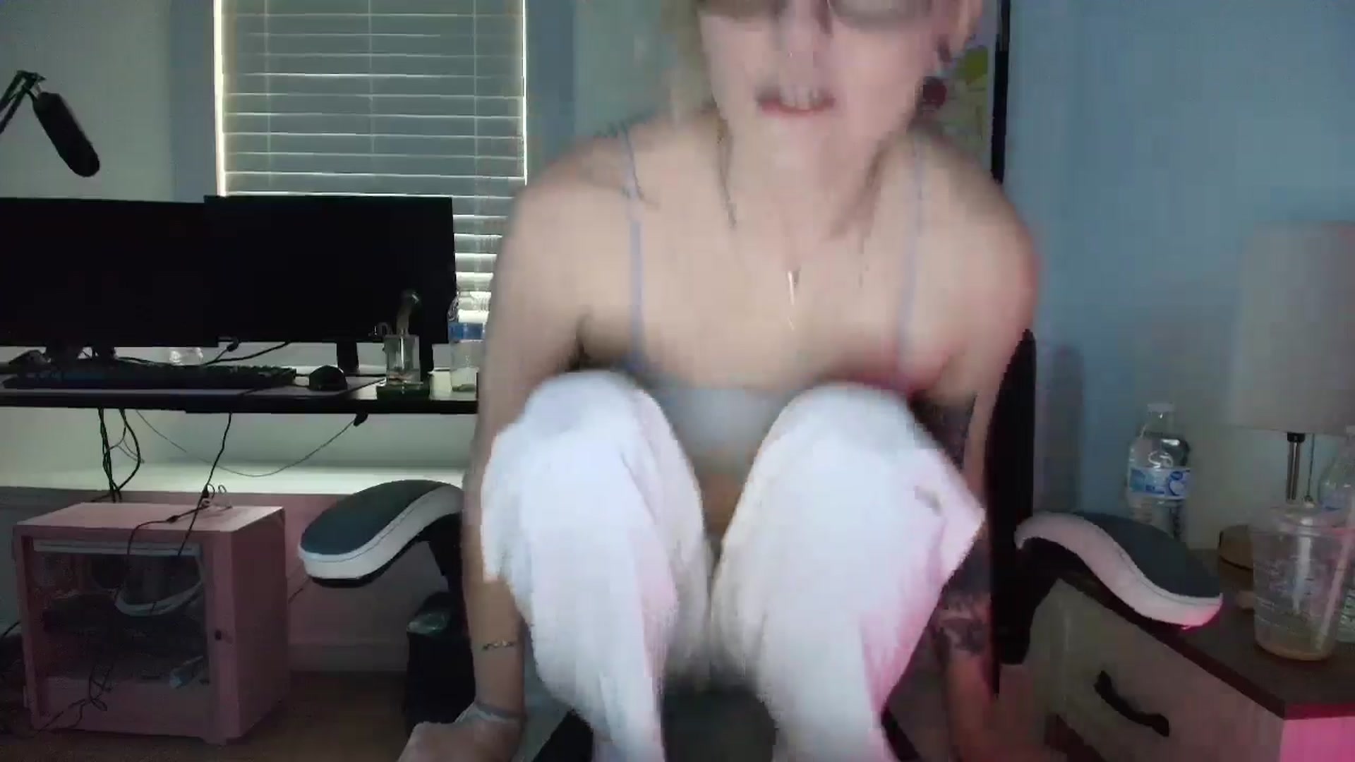 Gallery image thumbnail from DuckChan0's myfreecams stream on, 04/08/2025, 14:36 image 13 of 20