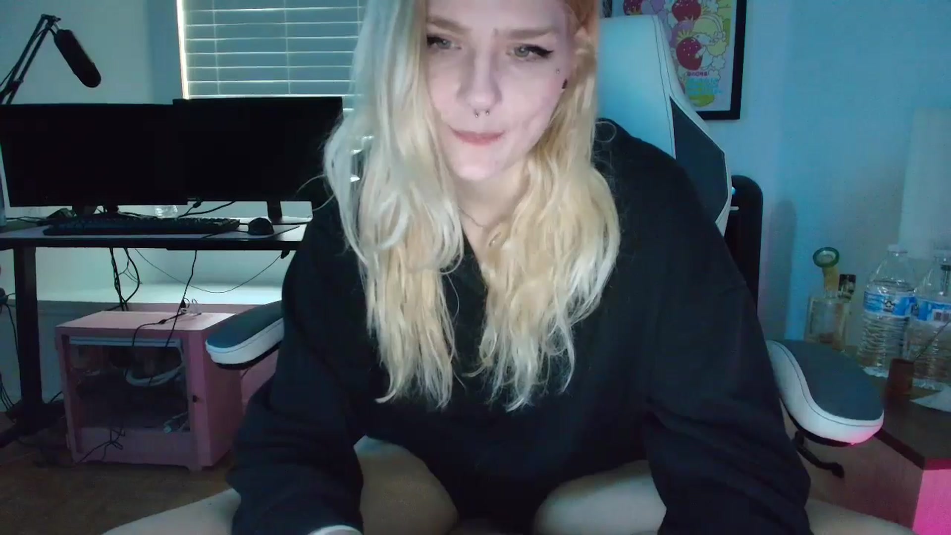 Gallery image thumbnail from DuckChan0's myfreecams stream on, 04/08/2025, 16:05 image 4 of 20