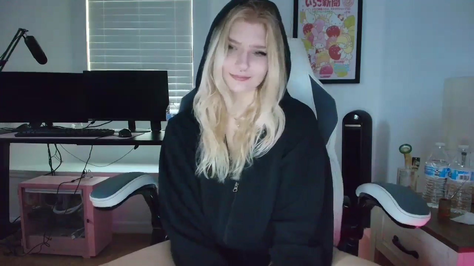 Gallery image thumbnail from DuckChan0's myfreecams stream on, 04/08/2025, 16:05 image 6 of 20
