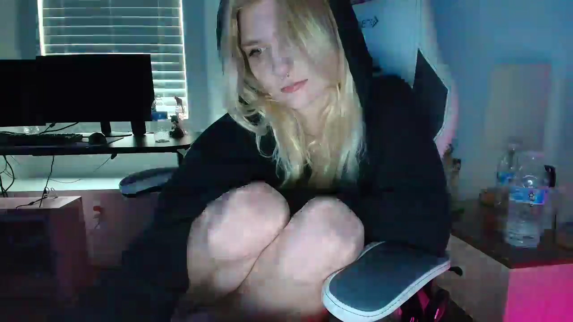 Gallery image thumbnail from DuckChan0's myfreecams stream on, 04/08/2025, 16:05 image 12 of 20