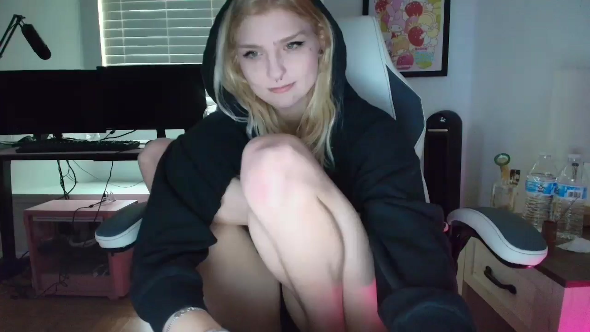 Gallery image thumbnail from DuckChan0's myfreecams stream on, 04/08/2025, 16:05 image 8 of 20