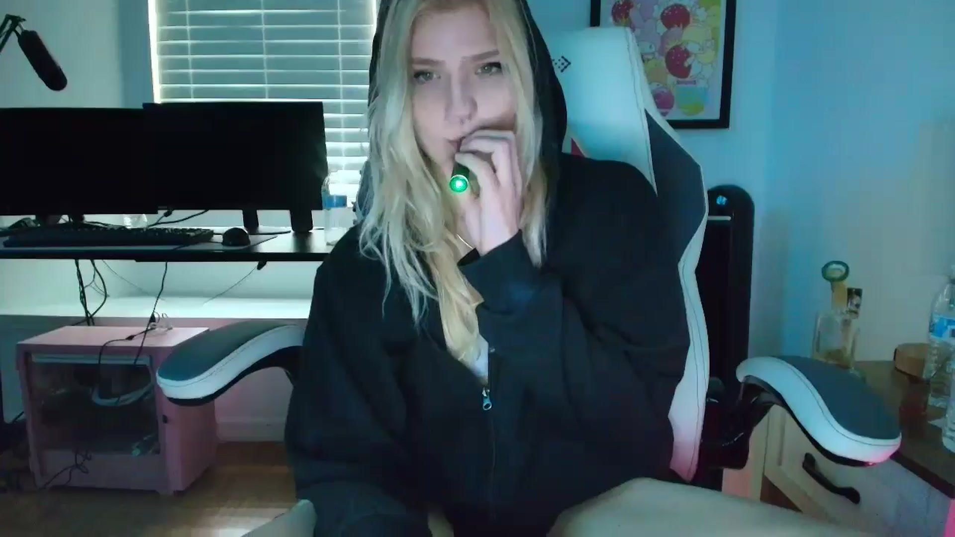 Gallery image thumbnail from DuckChan0's myfreecams stream on, 04/08/2025, 16:05 image 13 of 20