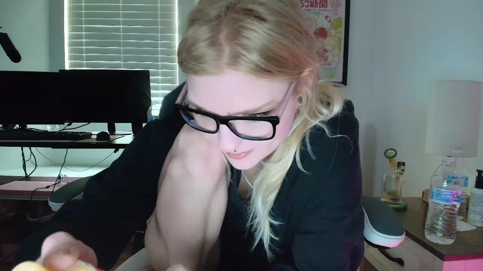 Gallery image thumbnail from DuckChan0's myfreecams stream on, 04/08/2025, 16:05 image 16 of 20