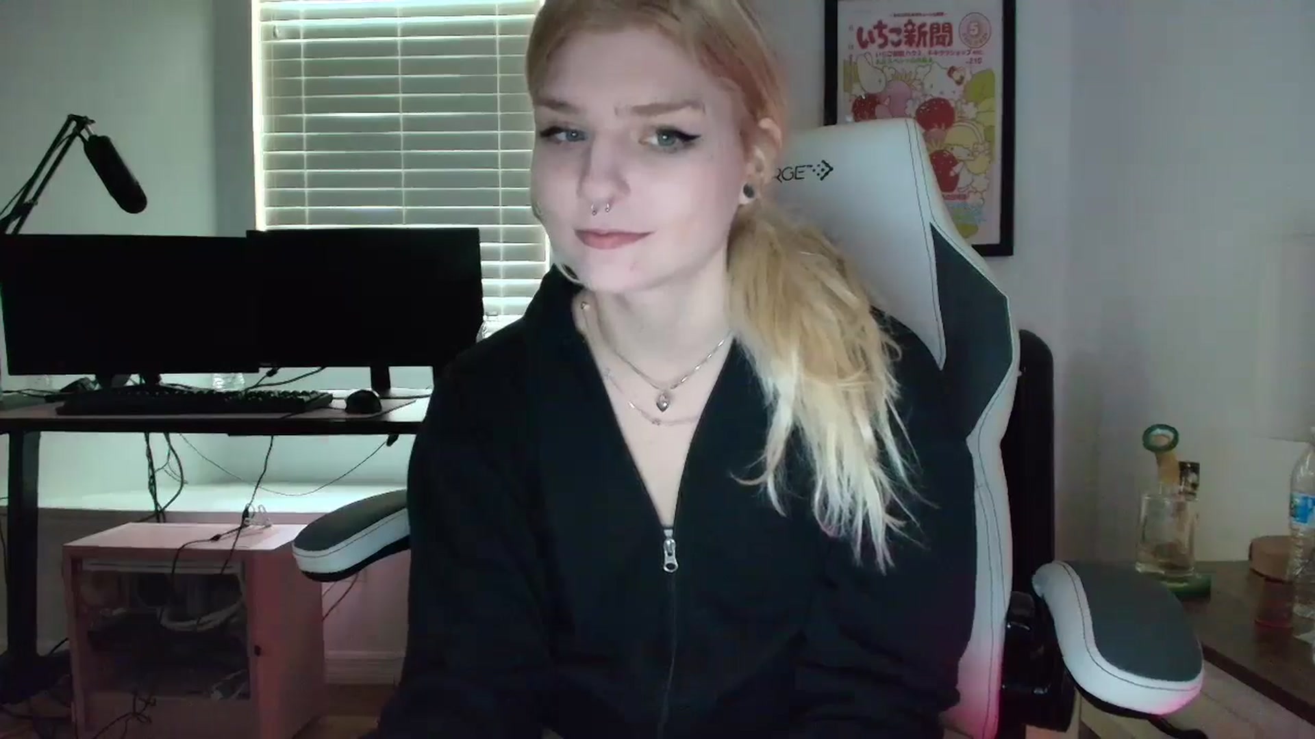 Gallery image thumbnail from DuckChan0's myfreecams stream on, 04/08/2025, 16:05 image 14 of 20