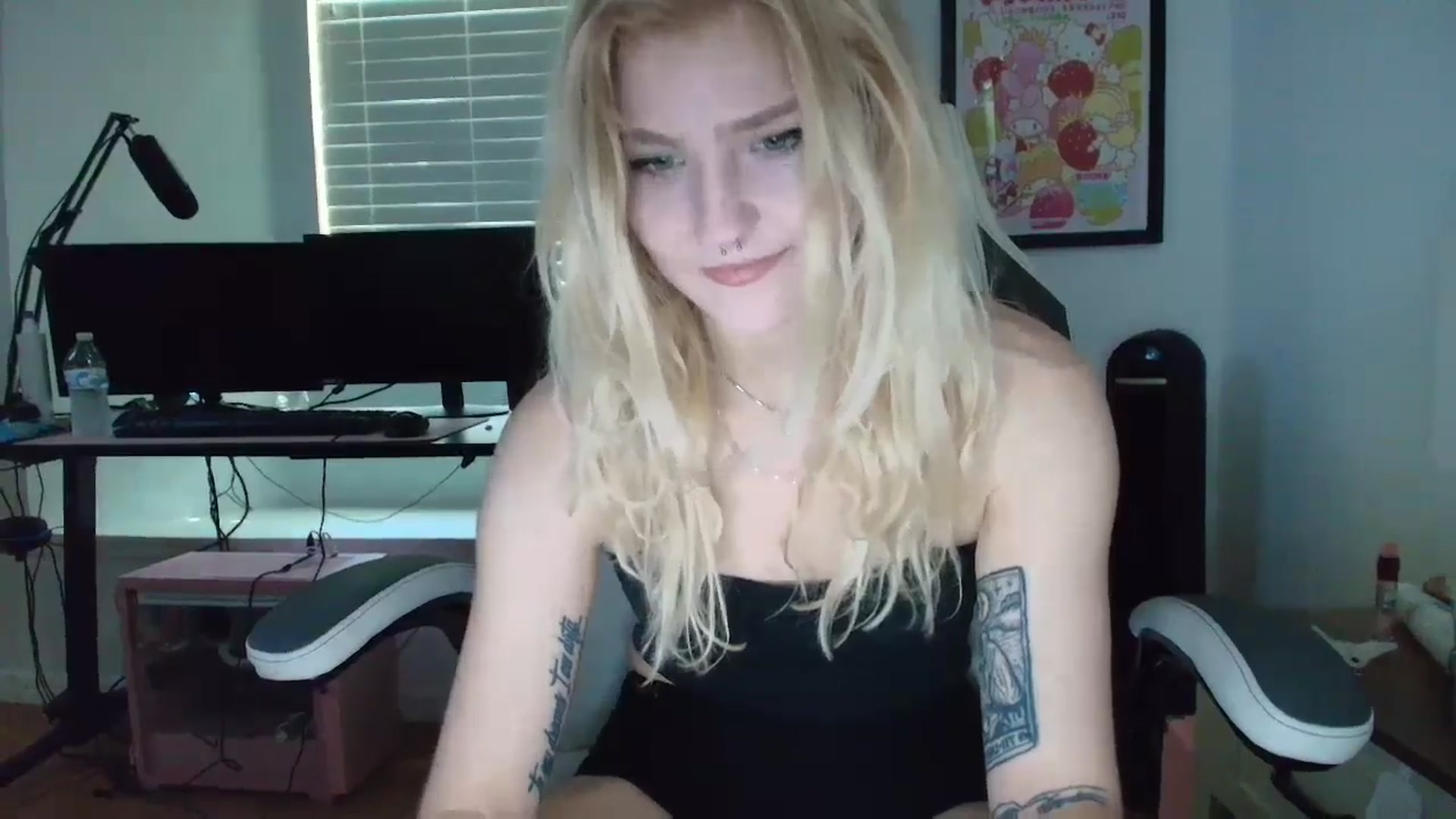 Gallery image thumbnail from DuckChan0's myfreecams stream on, 04/09/2025, 13:50 image 14 of 20