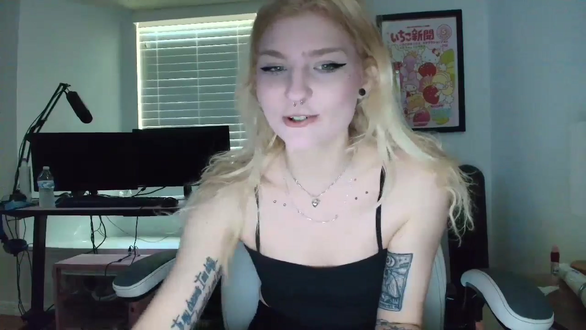 Gallery image thumbnail from DuckChan0's myfreecams stream on, 04/09/2025, 13:50 image 15 of 20