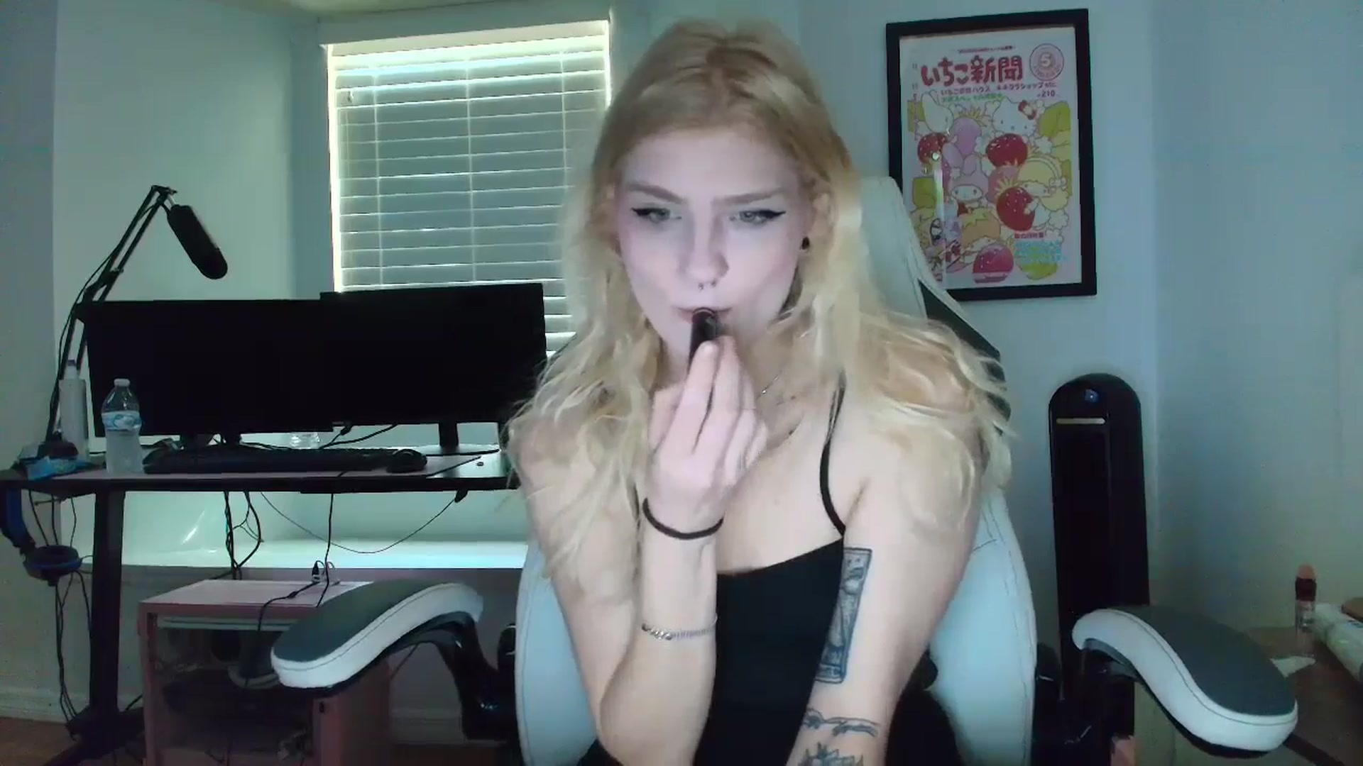 Gallery image thumbnail from DuckChan0's myfreecams stream on, 04/09/2025, 13:50 image 16 of 20