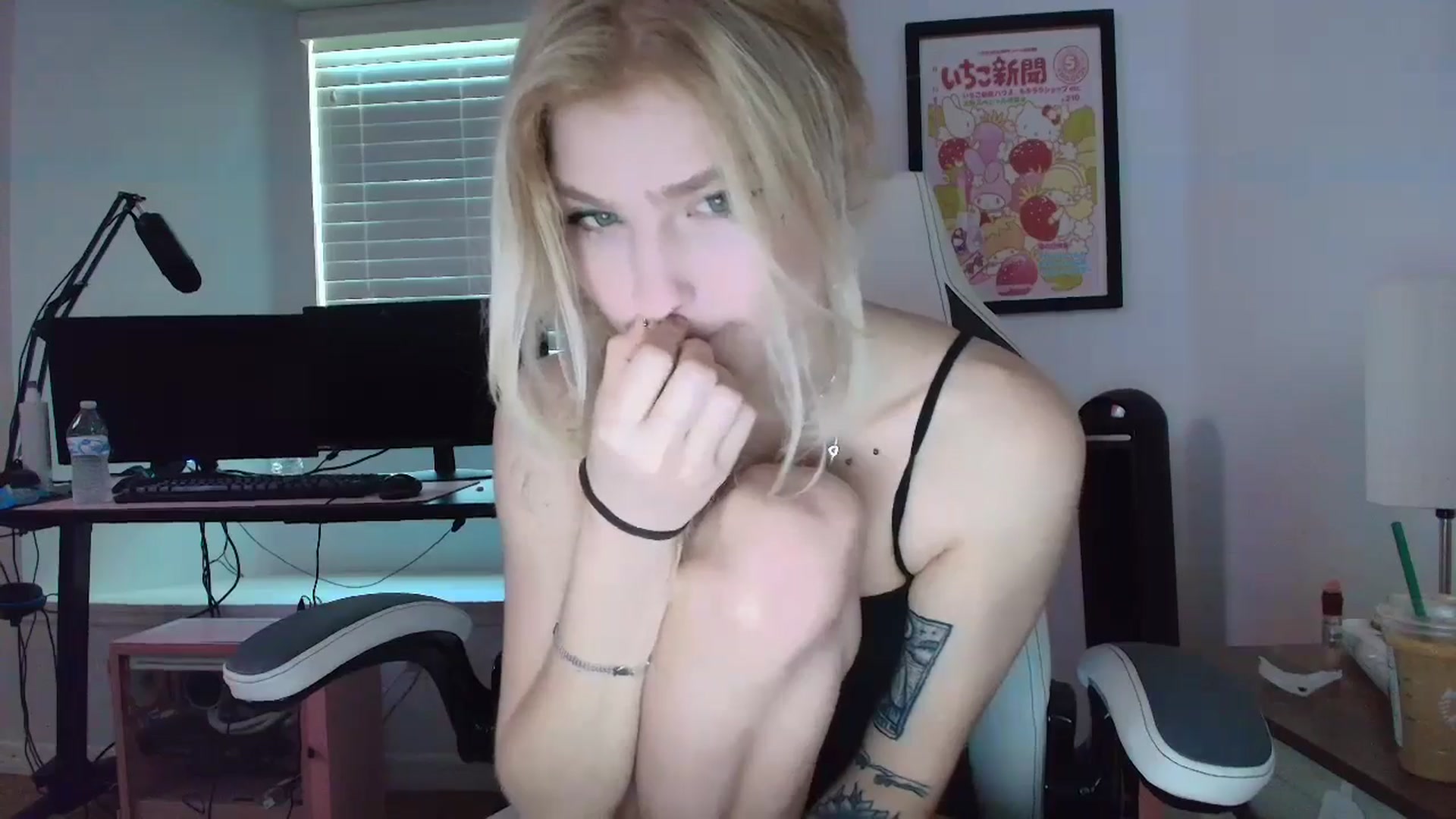 Gallery image thumbnail from DuckChan0's myfreecams stream on, 04/09/2025, 13:50 image 8 of 20