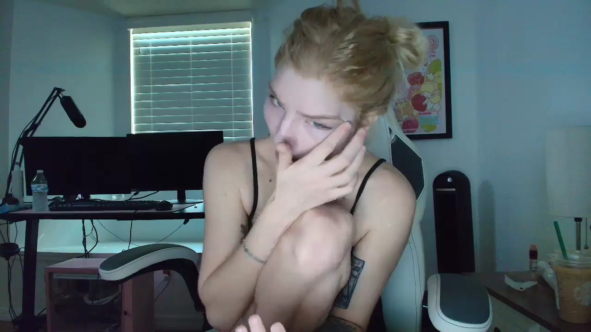 Gallery image thumbnail from DuckChan0's myfreecams stream on, 04/09/2025, 13:50 image 4 of 20