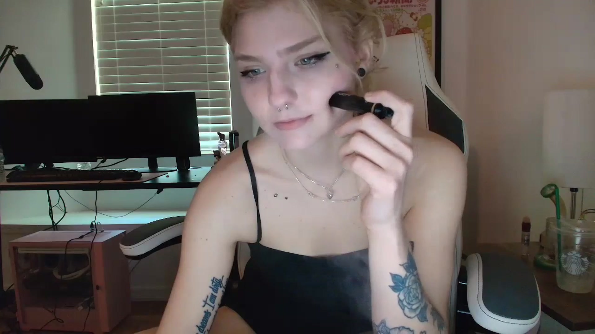 Gallery image thumbnail from DuckChan0's myfreecams stream on, 04/09/2025, 15:31 image 18 of 20