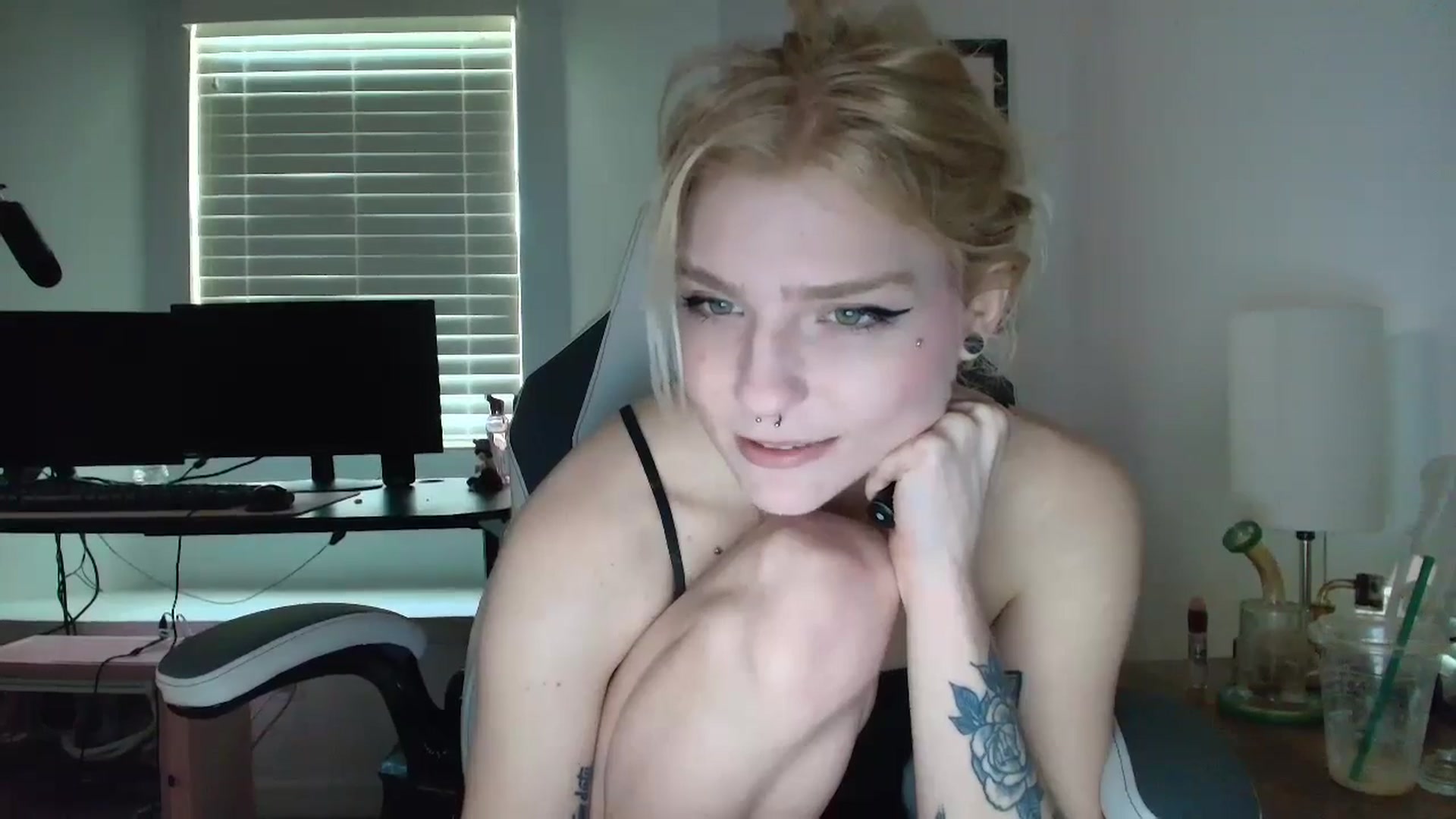 Gallery image thumbnail from DuckChan0's myfreecams stream on, 04/09/2025, 15:31 image 12 of 20