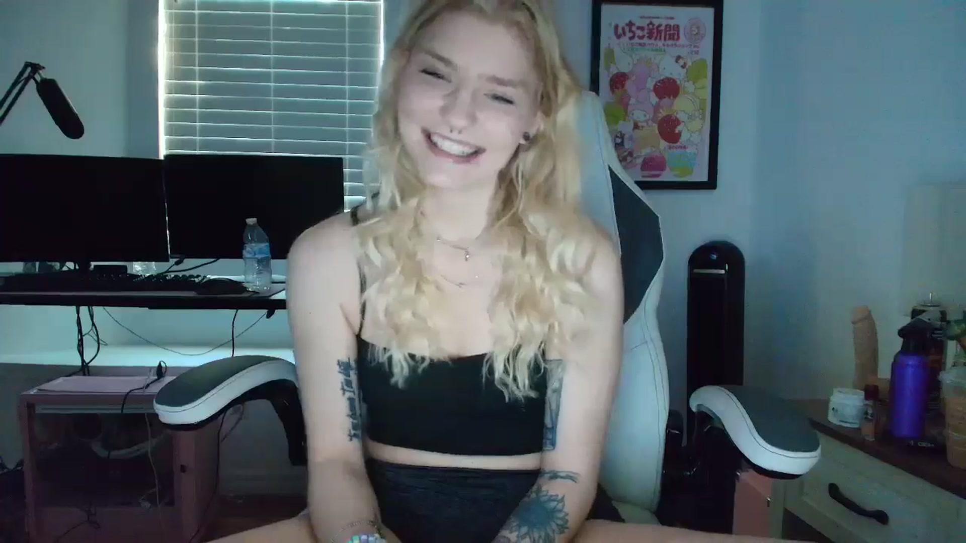 Gallery image thumbnail from DuckChan0's myfreecams stream on, 04/10/2025, 12:42 image 10 of 20