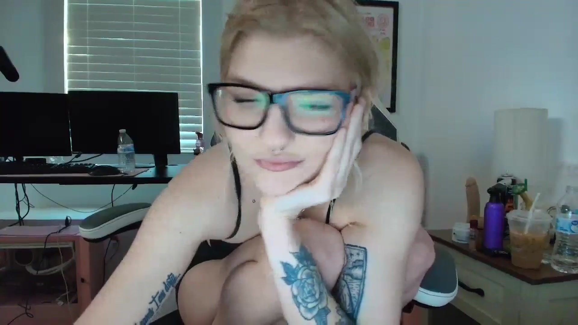 Gallery image thumbnail from DuckChan0's myfreecams stream on, 04/10/2025, 12:42 image 16 of 20