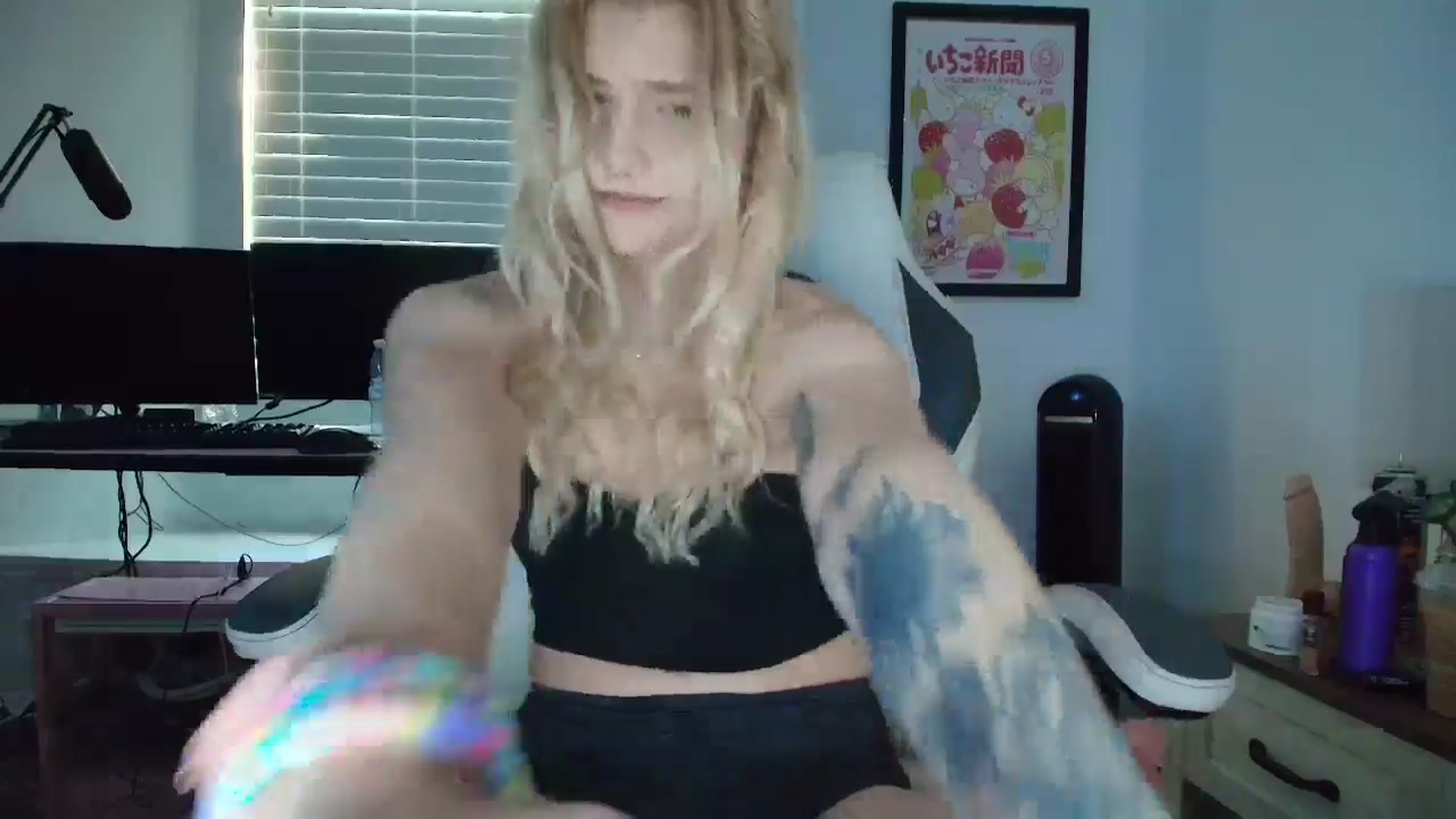 Gallery image thumbnail from DuckChan0's myfreecams stream on, 04/10/2025, 12:42 image 9 of 20