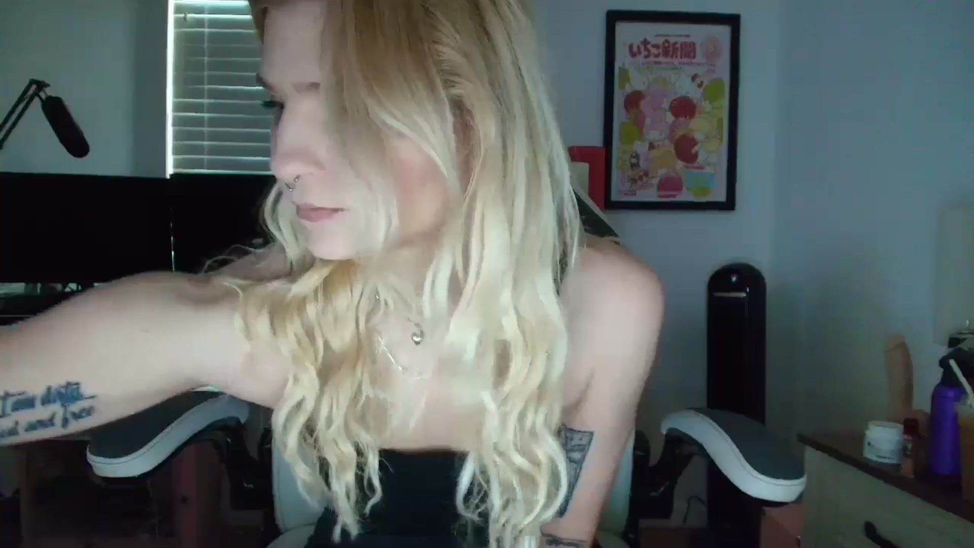 Gallery image thumbnail from DuckChan0's myfreecams stream on, 04/10/2025, 12:42 image 4 of 20