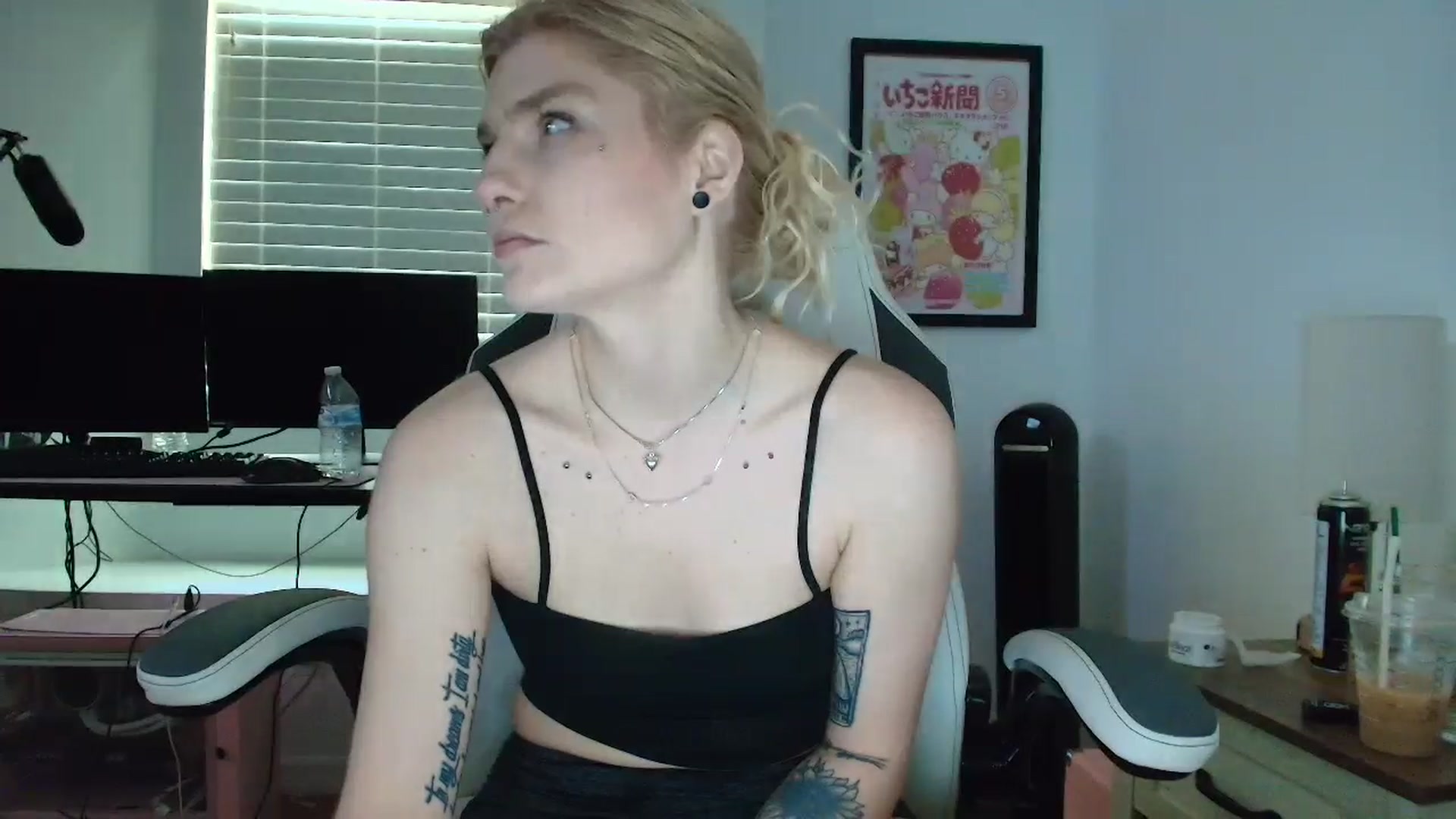 Gallery image thumbnail from DuckChan0's myfreecams stream on, 04/10/2025, 13:23 image 8 of 20